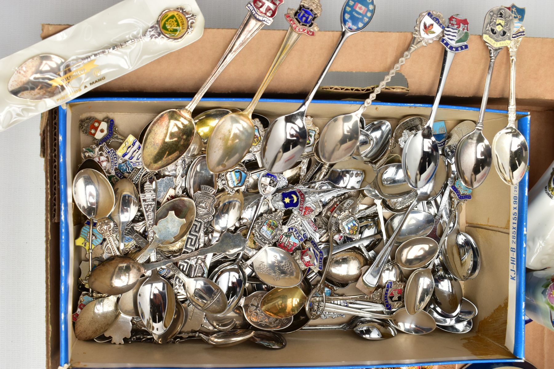 A BOX OF MISCELLANEOUS ITEMS, to include various teaspoons, mainly EPNS, mainly souvenir spoons, - Image 7 of 8