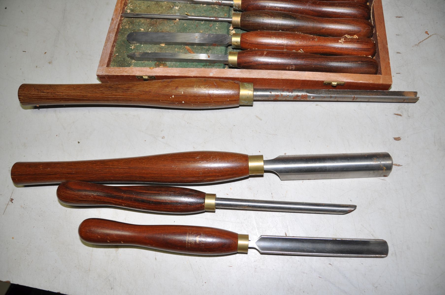 A CASED SET OF CROWN TOOLS WOOD TURNING CHISELS along with four other Crown tools chisels - Image 3 of 3