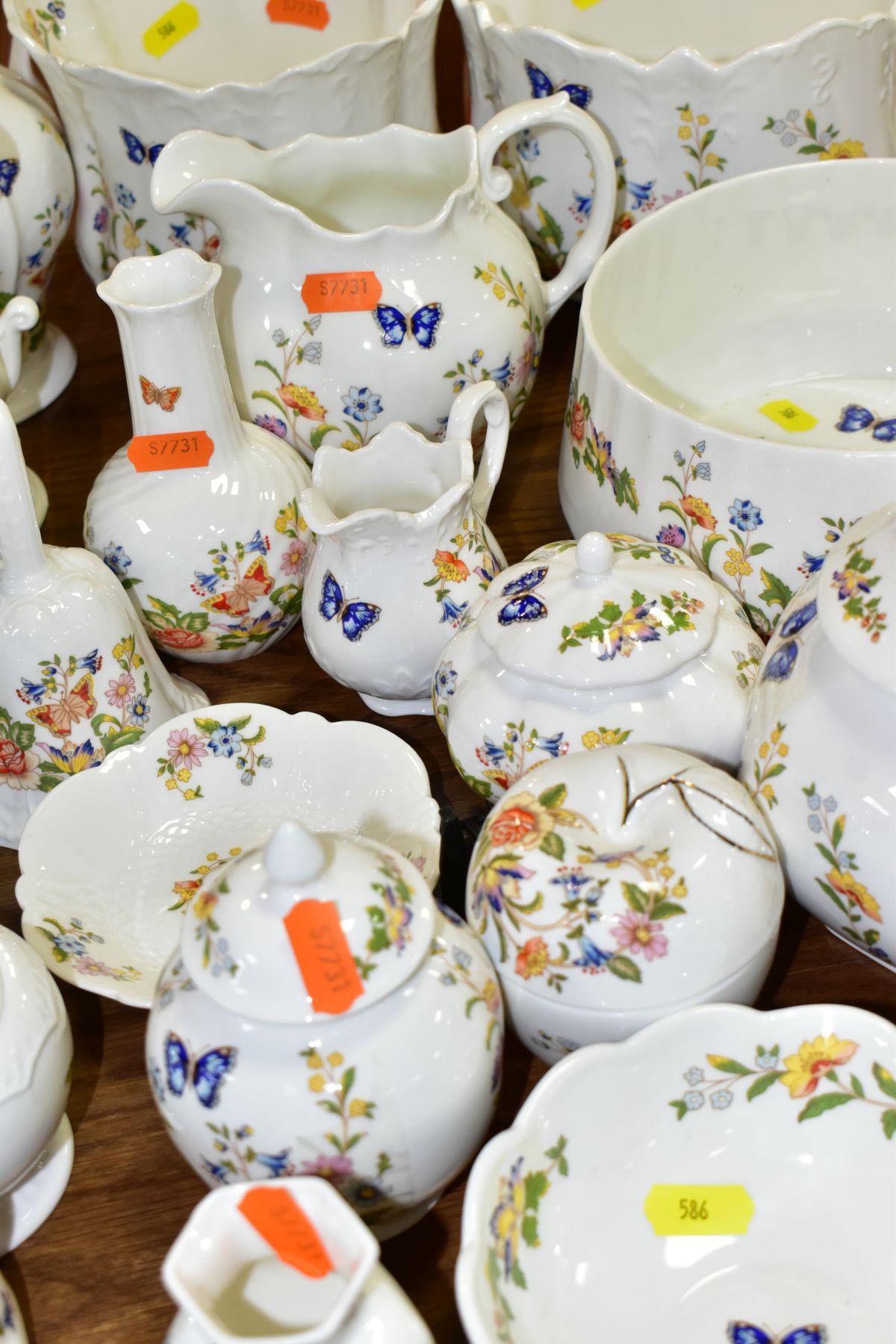 A COLLECTION OF AYNSLEY COTTAGE GARDEN CERAMICS, to include planters, various sized jugs, vases, - Image 9 of 9