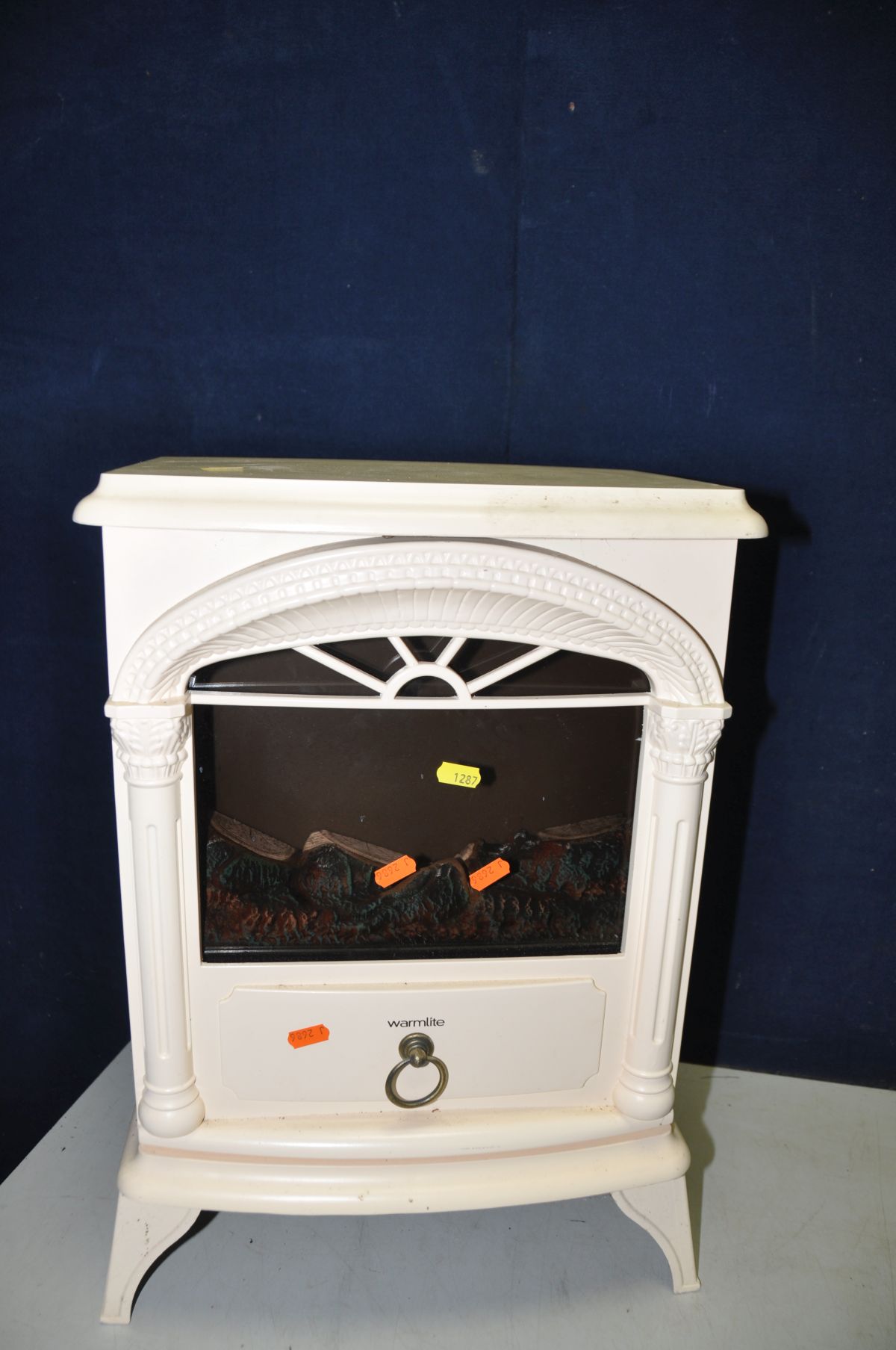 A SMALL WHITE KNIGHT C39AW 3.5kg TUMBLE DRYER width 50cm x depth 48cm x height 68cm and a Warmline - Image 3 of 4