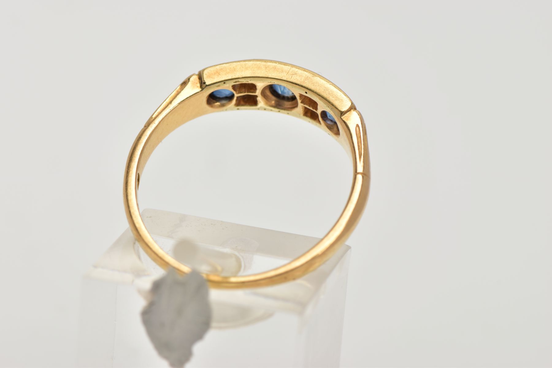 A YELLOW METAL SAPPHIRE AND DIAMOND RING, designed with a row of three circular cut blue - Image 3 of 4