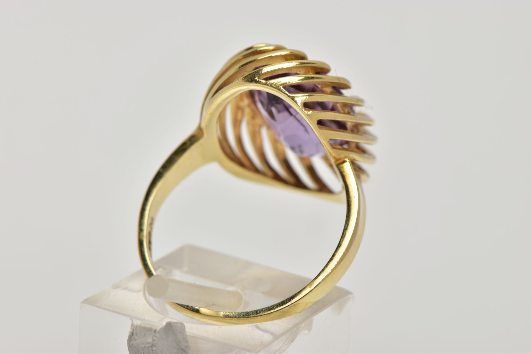 A YELLOW METAL AMETHYST DRESS RING, designed with a claw set, oval cut amethyst, measuring - Image 3 of 4