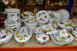 ROYAL WORCESTER EVESHAM OVEN AND TABLE WARES ETC, to include two 18cm souffle dishes, oval casserole
