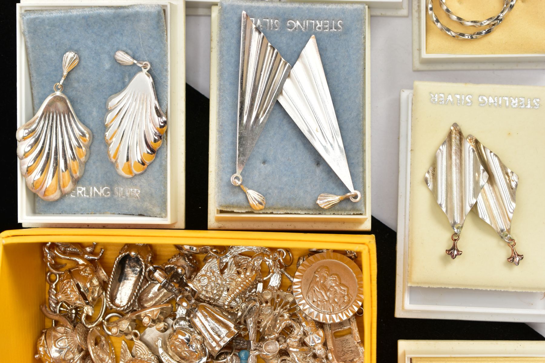 TWELVE BOXED PAIRS OF WHITE METAL EARRINGS, AND A BOX OF ASSORTED LOOSE CHARMS, earrings of - Image 3 of 4