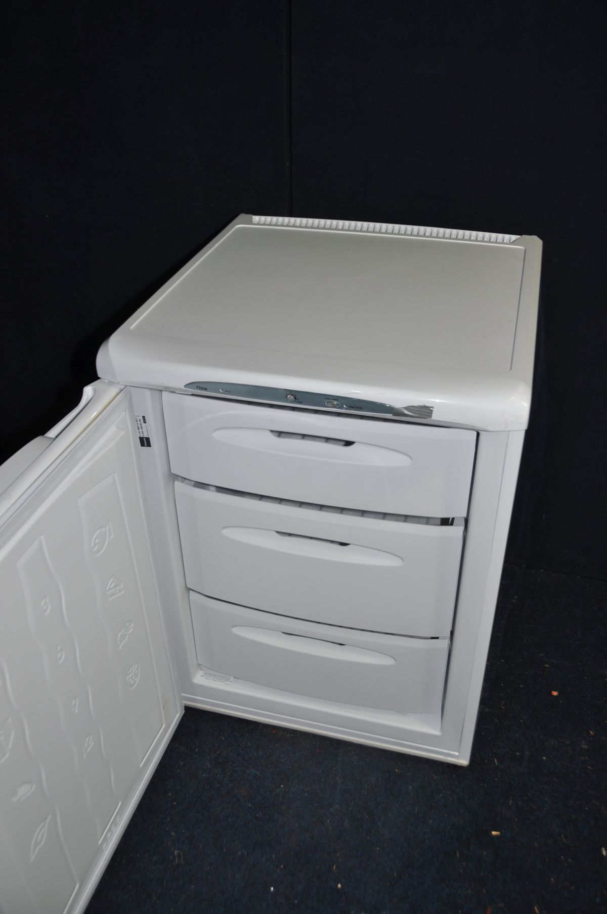 A HOTPOINT FUTURE UNDER COUNTER FREEZER ( PAT pass and working at -18 degrees) front panel loose - Image 2 of 3