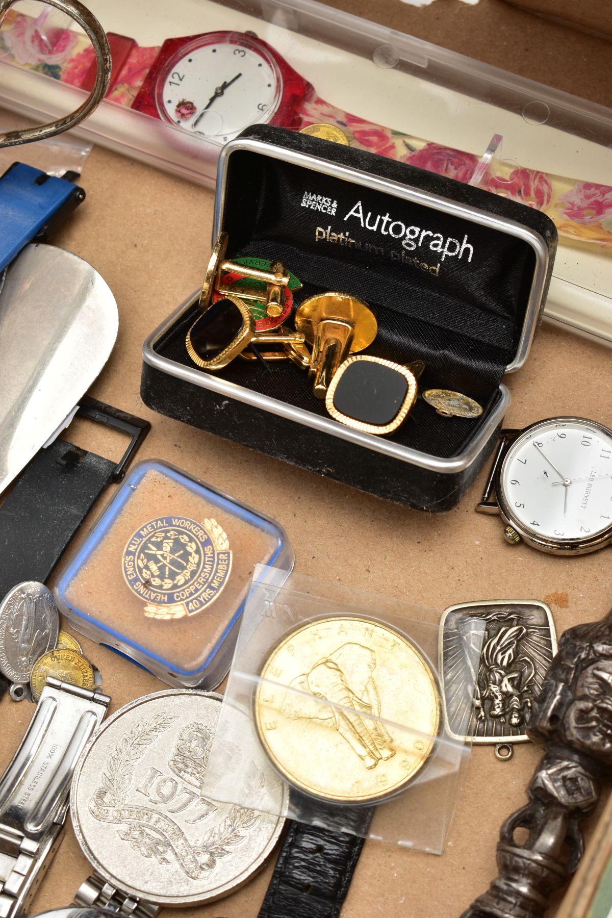 A BOX OF ASSORTED ITEMS, to include a broken piece of a yellow metal ring (untested), 1.7 grams, a - Image 4 of 5