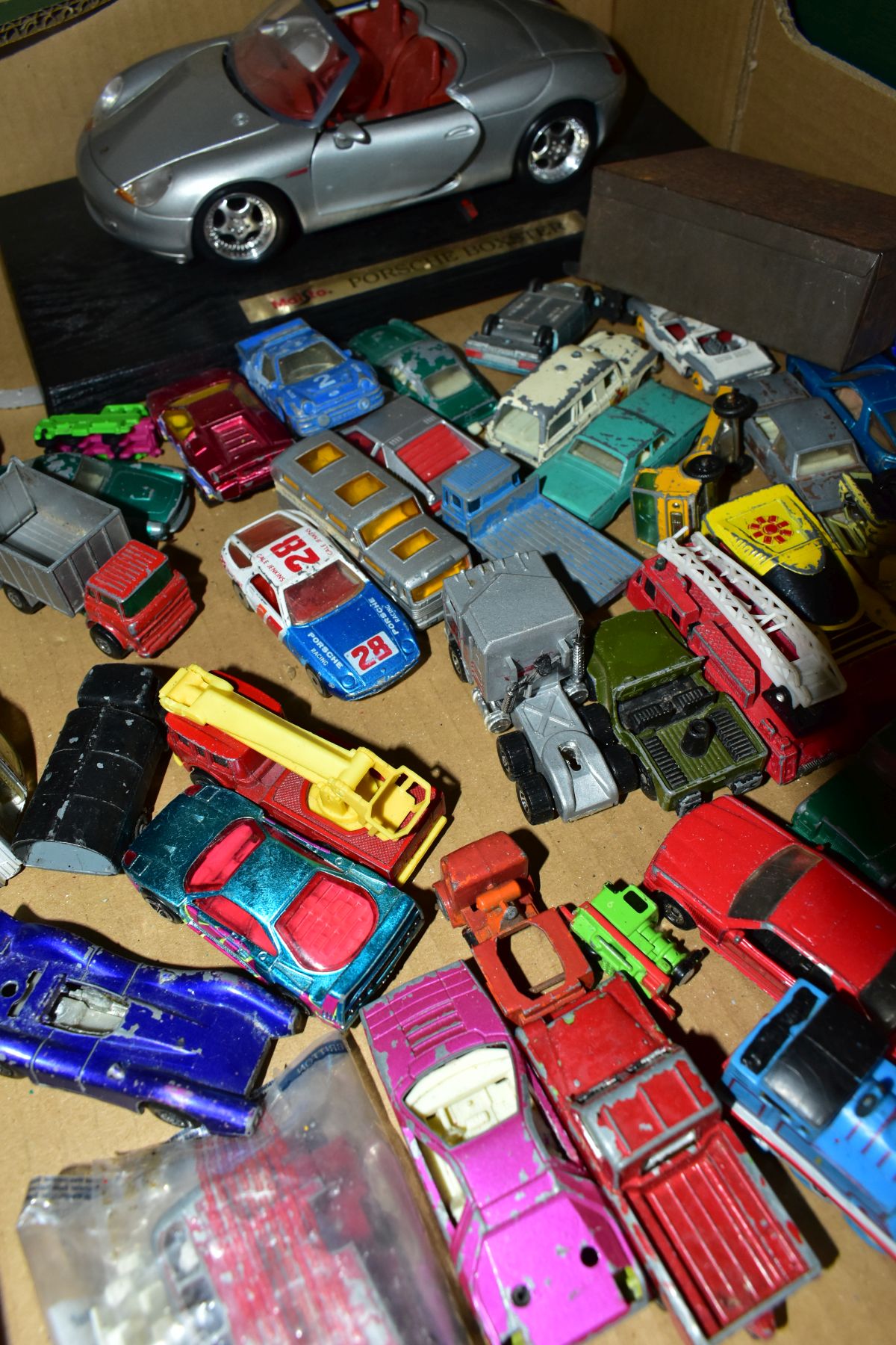 A QUANTITY OF UNBOXED AND ASSORTED PLAYWORN DIECAST VEHICLES, to include Matchbox 1-75 regular and - Image 3 of 9