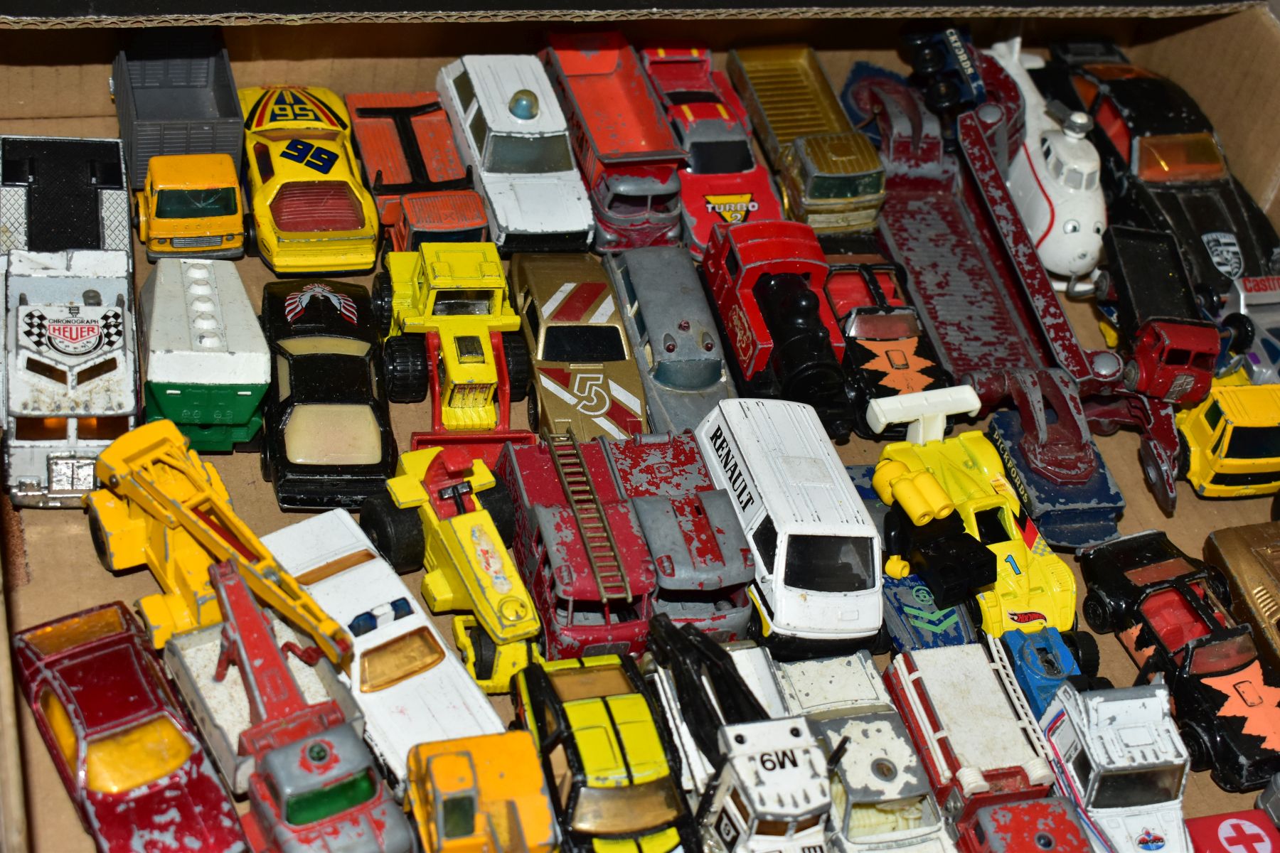 A QUANTITY OF UNBOXED AND ASSORTED PLAYWORN DIECAST VEHICLES, to include Matchbox 1-75 regular and - Image 8 of 9