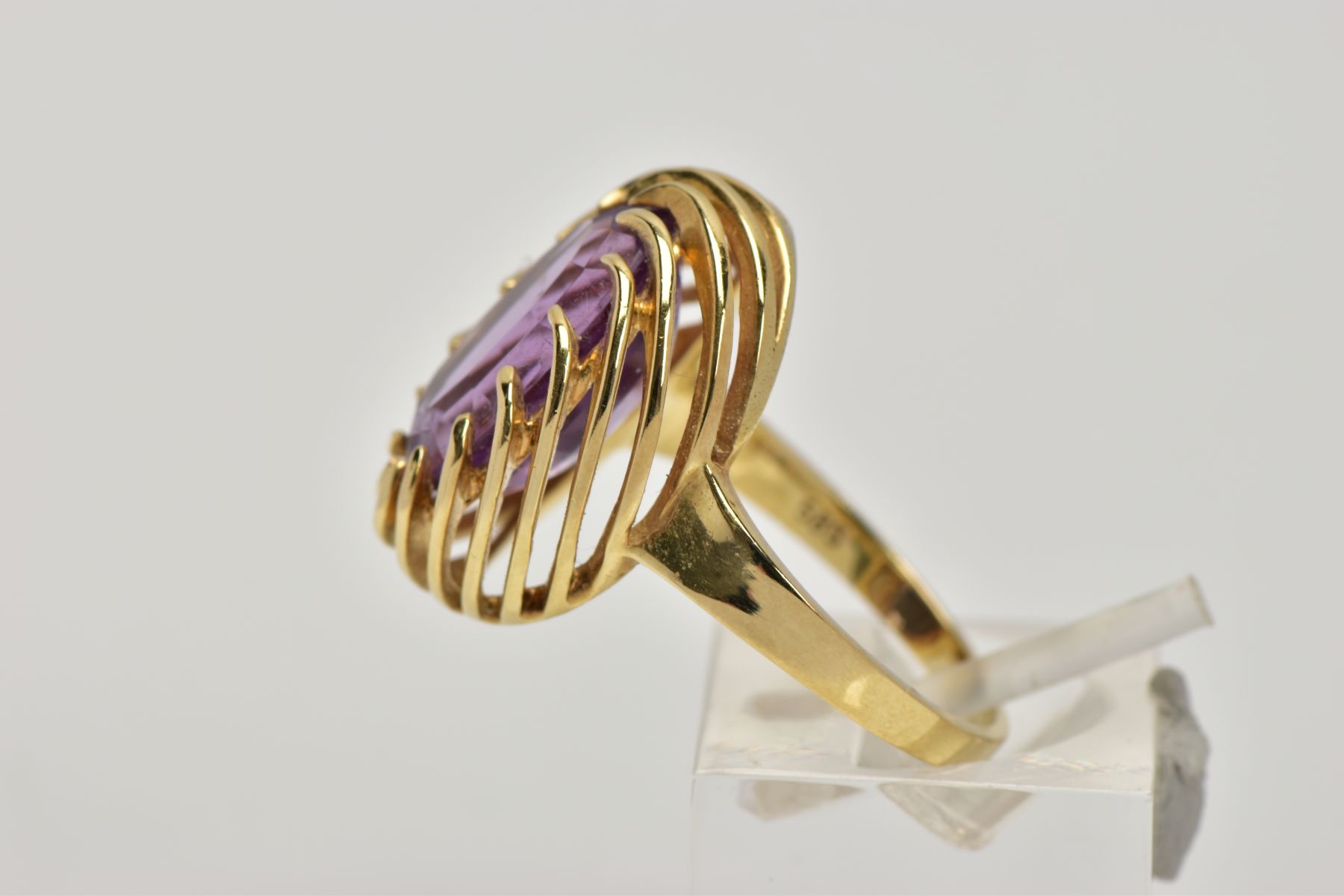 A YELLOW METAL AMETHYST DRESS RING, designed with a claw set, oval cut amethyst, measuring - Image 2 of 4