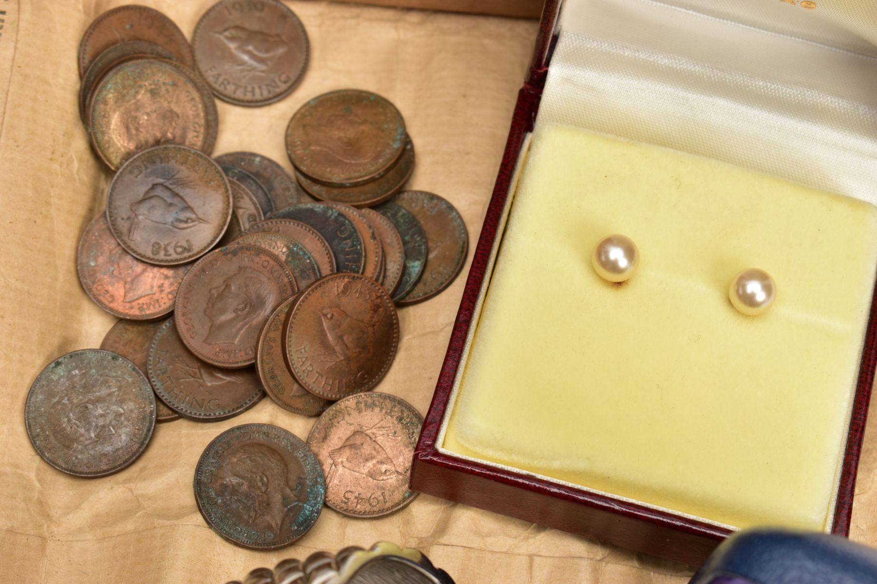 A BOX OF MOSTLY COSTUME JEWELLERY AND OLD BRITISH COINAGE, to include a broken Victorian oval jet - Image 7 of 7