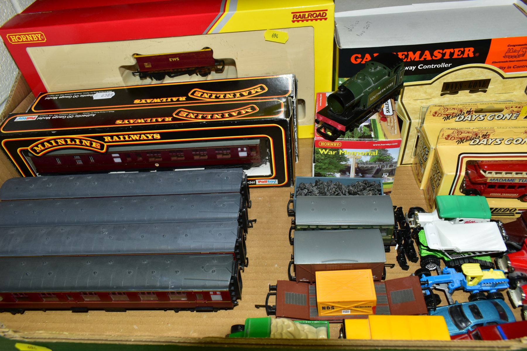 A QUANTITY OF BOXED AND UNBOXED 00 GAUGE MODEL RAILWAY ITEMS, to include two boxed Hornby Railroad - Image 4 of 5