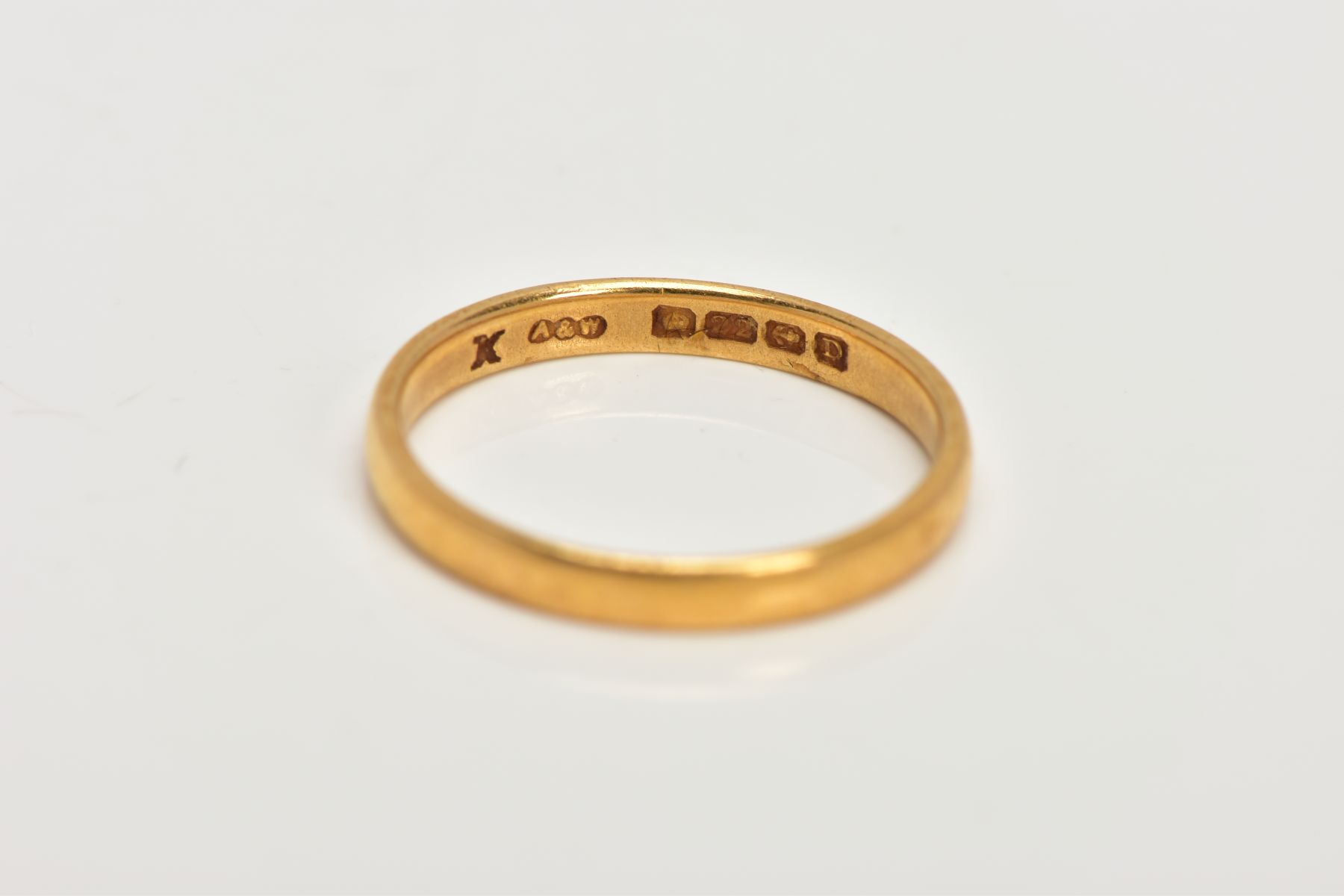A 22CT GOLD BAND RING, of plain design, 22ct hallmark for Birmingham 1928, width 2mm, ring size K - Image 2 of 2
