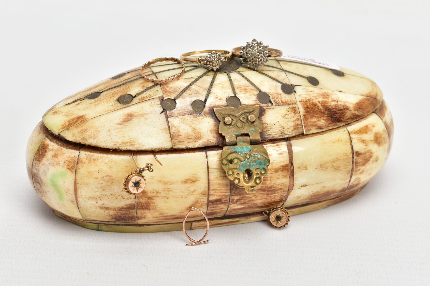 A HORN JEWELLERY BOX CONTAINING JEWELLERY, to include a 9ct gold diamond cluster ring, a 9ct gold