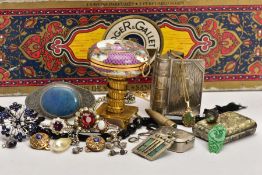 A BOX OF ASSORTED ITEMS, to include a gold-plated green hardstone pendant necklace, suspended from a