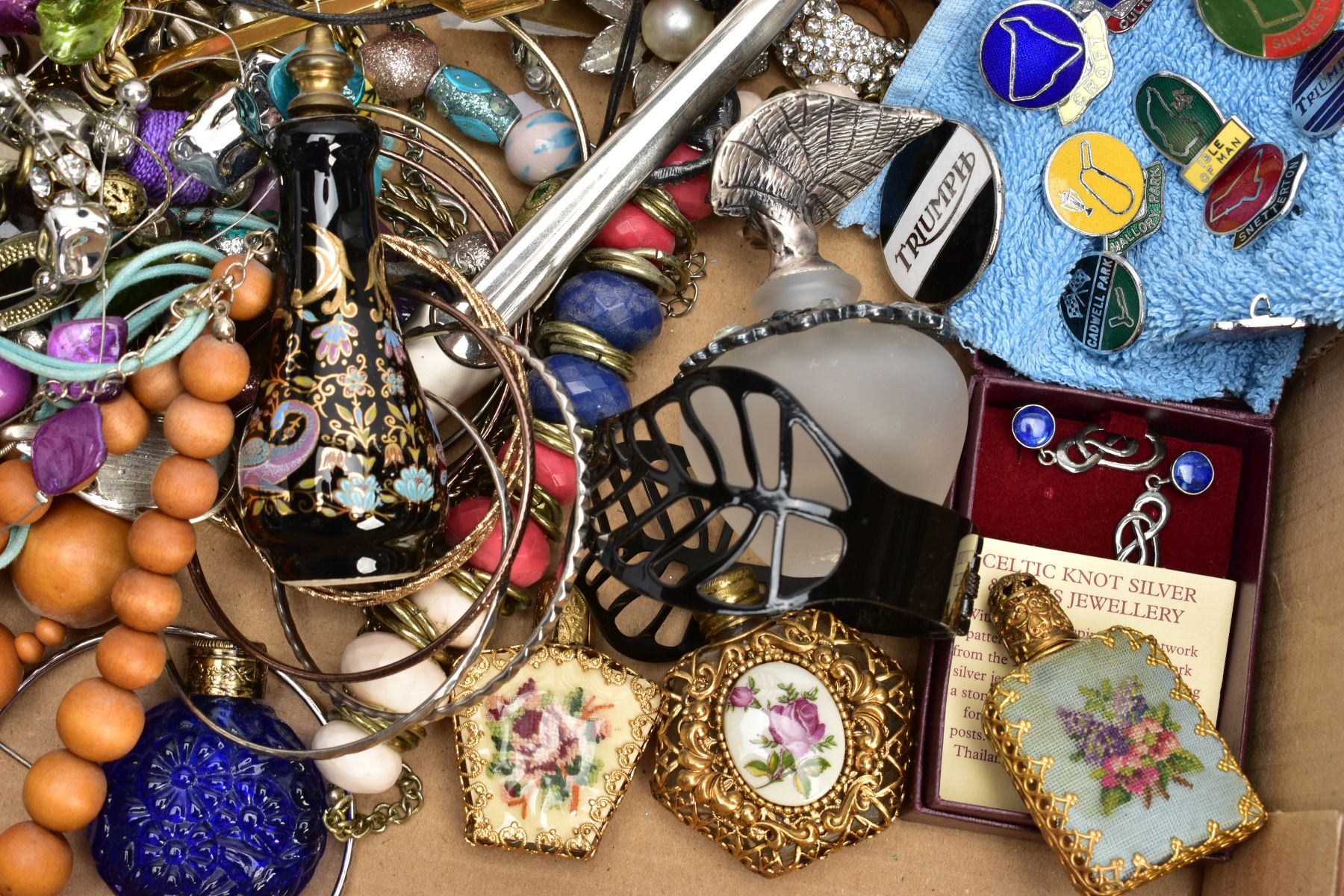 A TRAY OF COSTUME JEWELLERY AND OTHER ITEMS, to include a boxed pair of white metal and lapis lazuli - Image 2 of 5