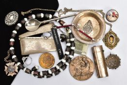 A SELECTION OF SILVER NOVELTY ITEMS AND COSTUME JEWELLERY, to include a late Victorian silver