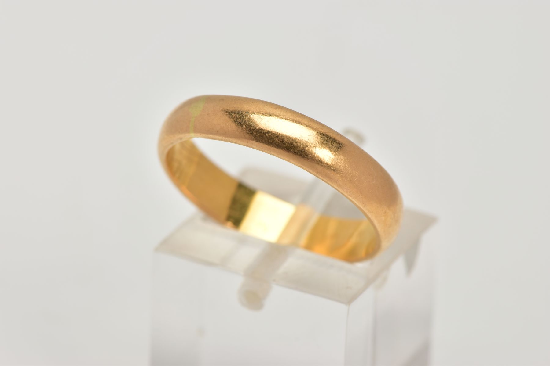 AN 18CT GOLD WEDDING BAND, of a plain polished design, hallmarked 18ct gold London, ring size Q,