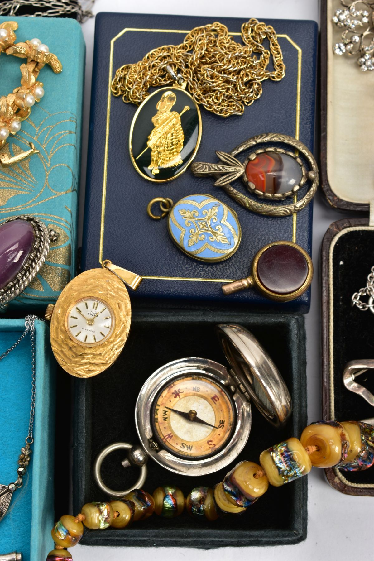 A SELECTION OF COSTUME JEWELLERY, to include a silver sweetheart brooch, of a flower shape, - Image 3 of 9