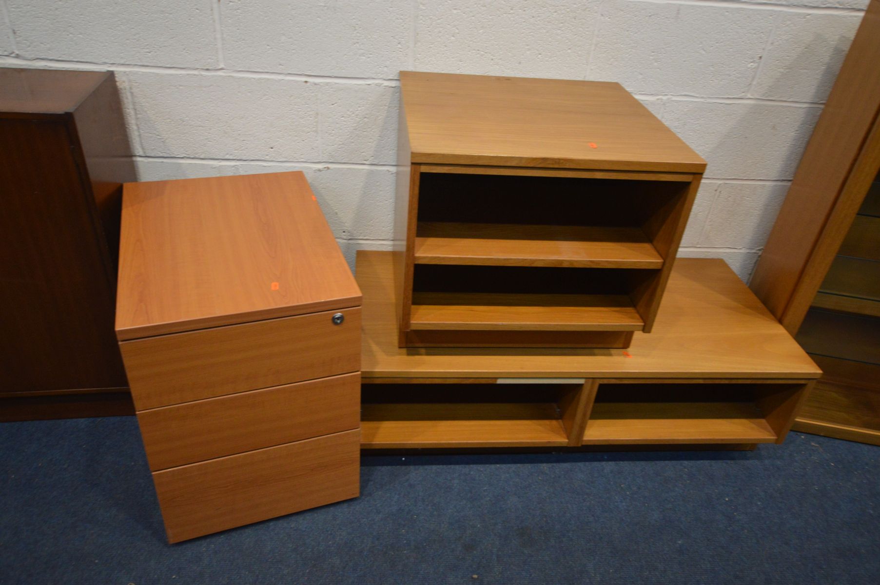 A QUANTITY OF TEAK FURNITURE comprising a teak display case, with four glass shelves and internal - Image 2 of 4