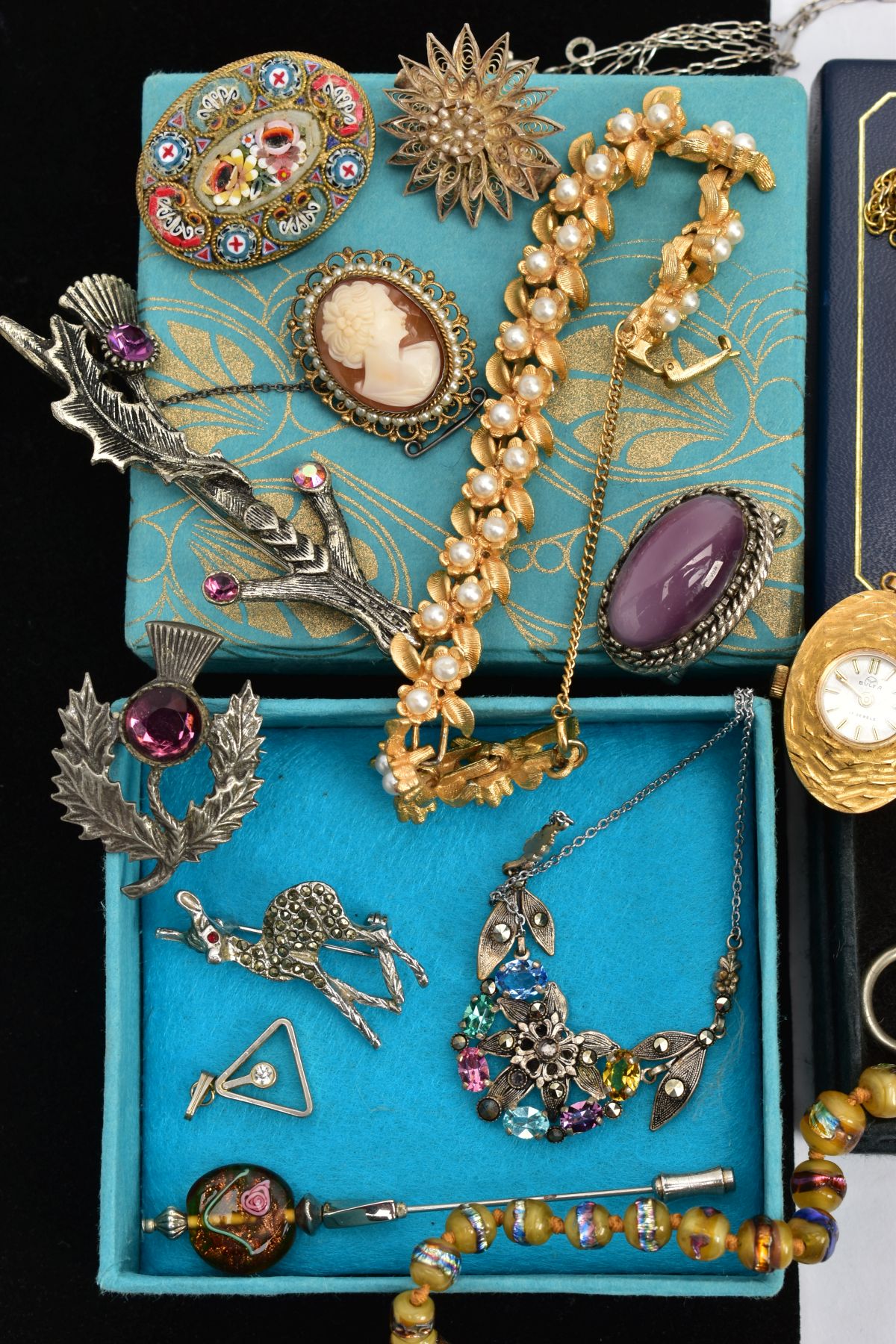 A SELECTION OF COSTUME JEWELLERY, to include a silver sweetheart brooch, of a flower shape, - Image 4 of 9