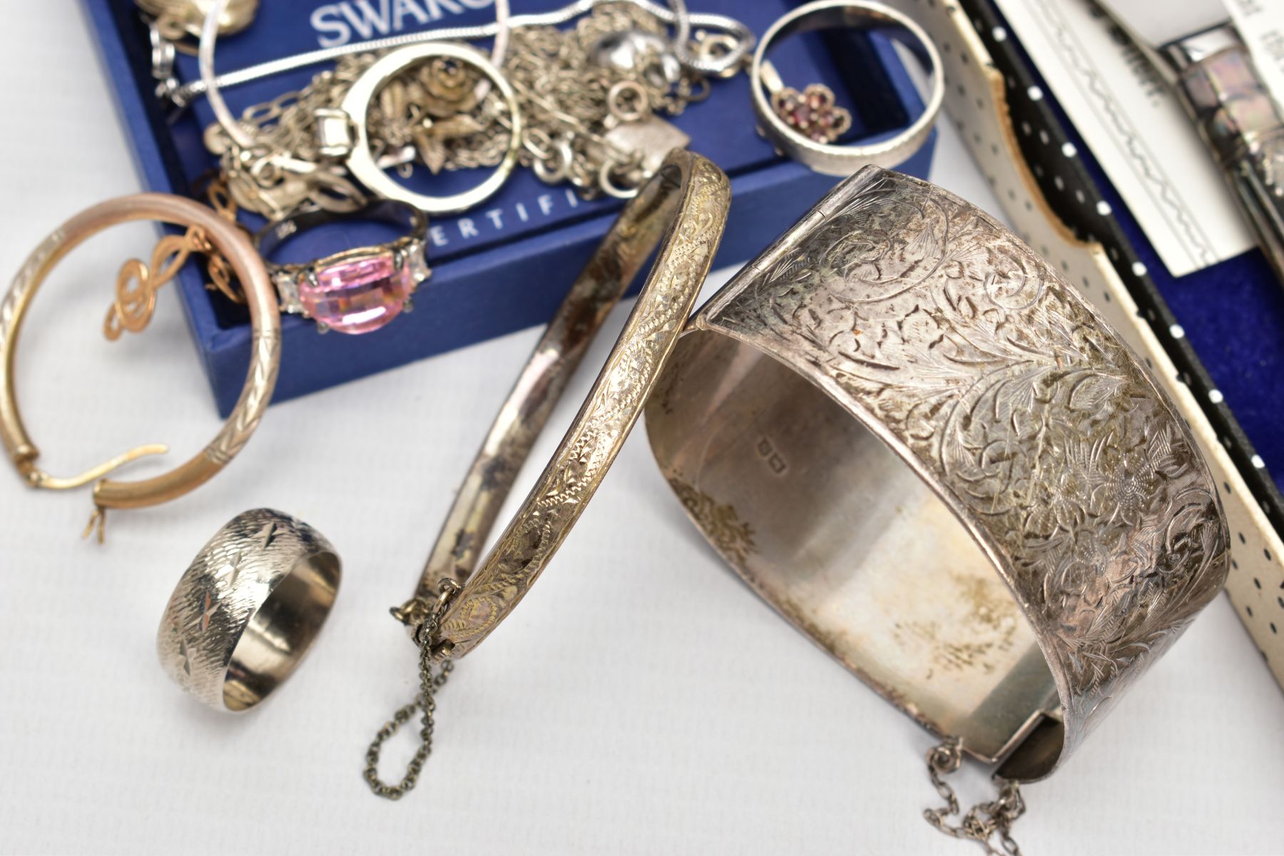 A SELECTION OF SILVER AND WHITE METAL JEWELLERY, to include two silver hinged bangles, each with a - Image 3 of 5