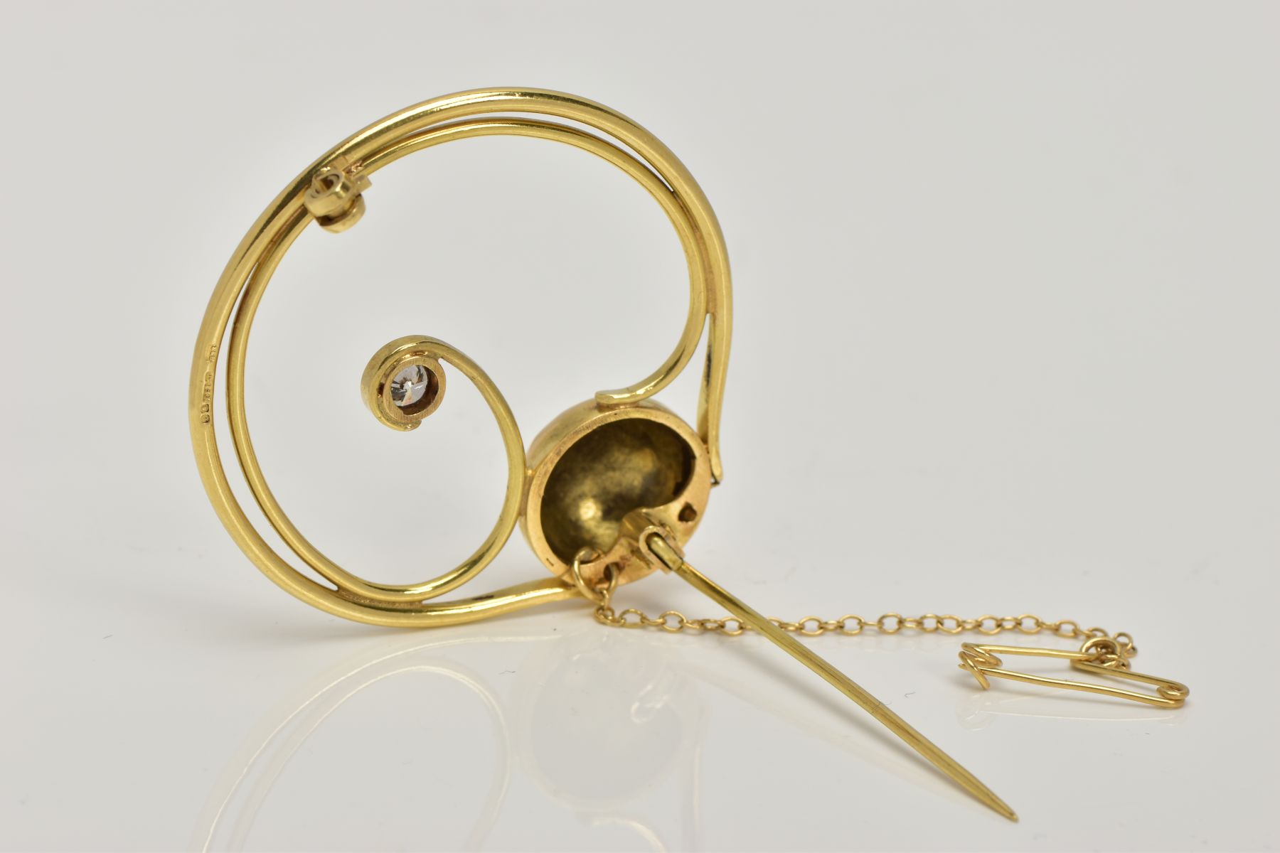 AN 18CT GOLD DIAMOND BROOCH, of an openwork and scroll design, set with a round brilliant cut - Image 3 of 4