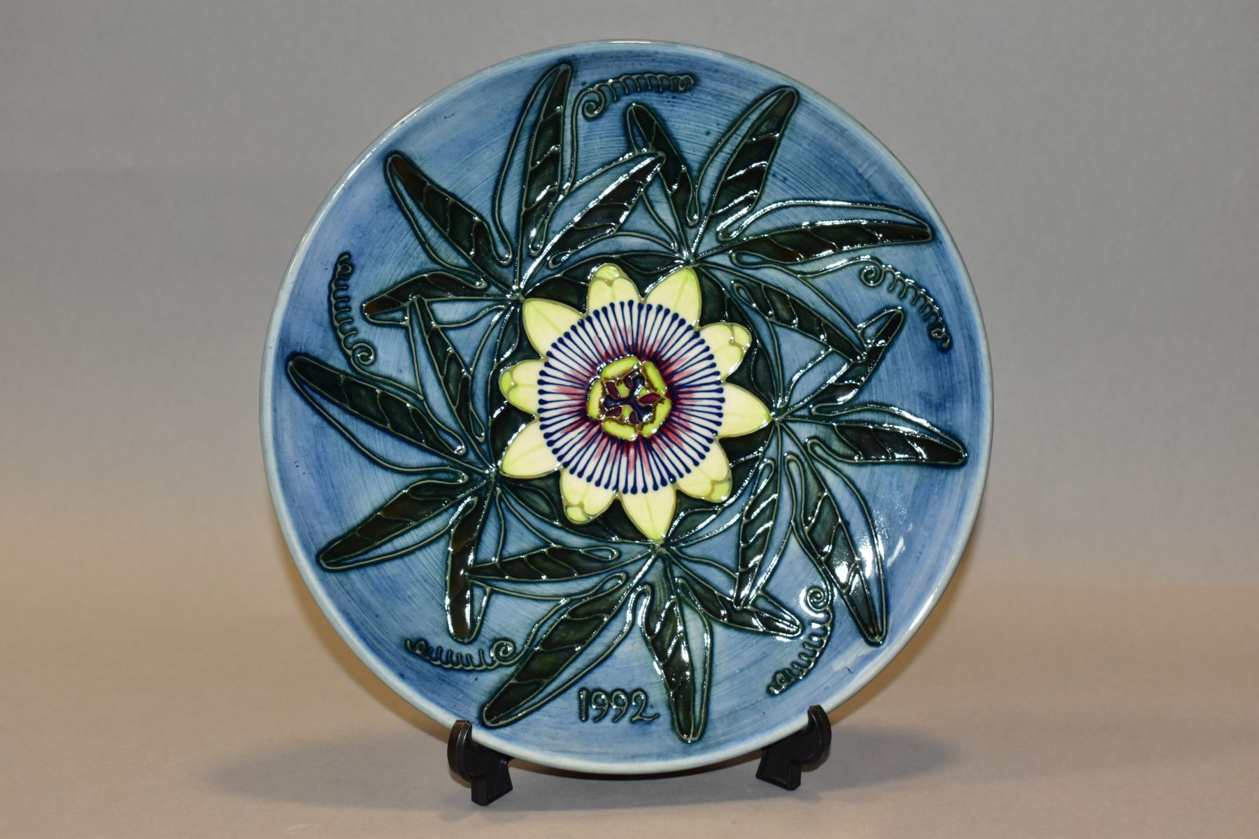 A MOORCROFT POTTERY LIMITED EDITION YEAR PLATE FOR 1992, second edition, passion flower design,