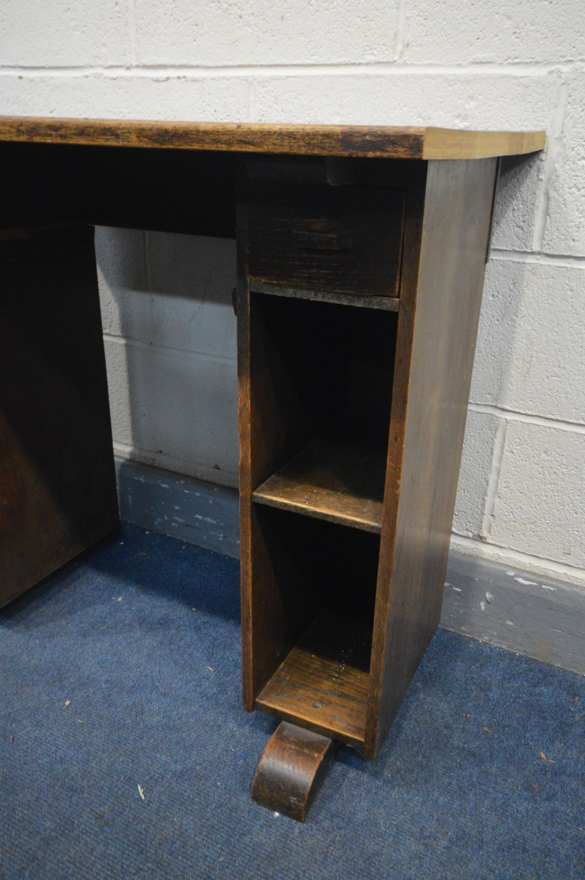 AN EARLY 20TH CENTURY OAK DESK with twin slim pedestals, and two drawers, width 90cm x depth 50cm - Image 2 of 3