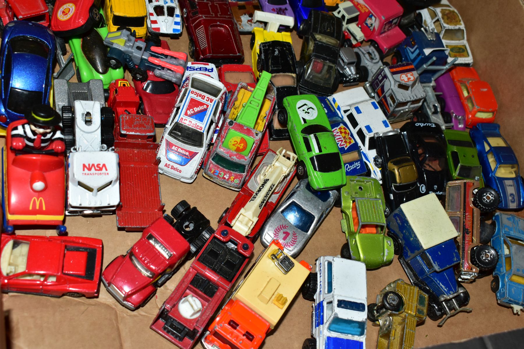 A QUANTITY OF UNBOXED AND ASSORTED PLAYWORN DIECAST VEHICLES, to include Matchbox 1-75 regular and - Image 6 of 9