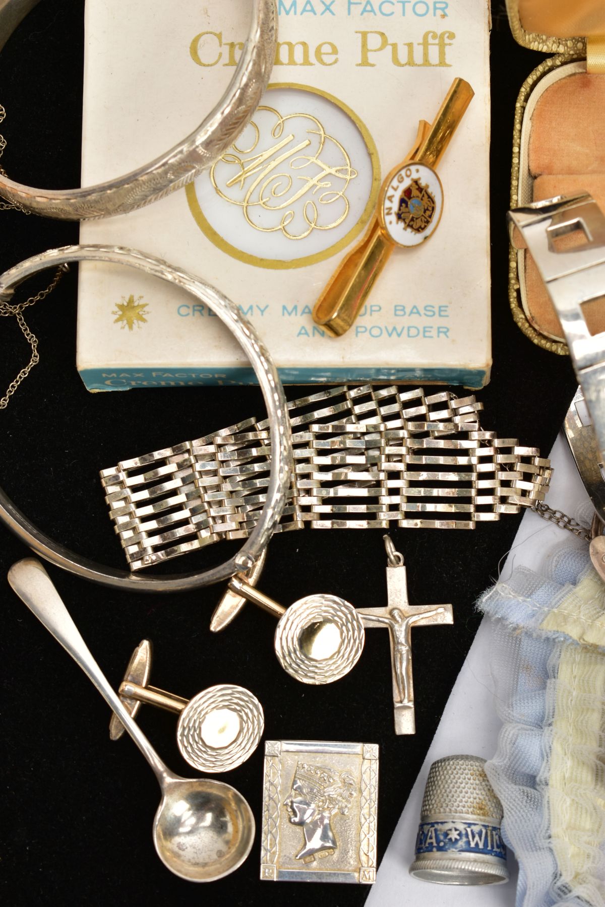 A BOX OF ASSORTED ITEMS, to include a silver old English pattern salt spoon, hallmarked Sheffield - Image 5 of 6