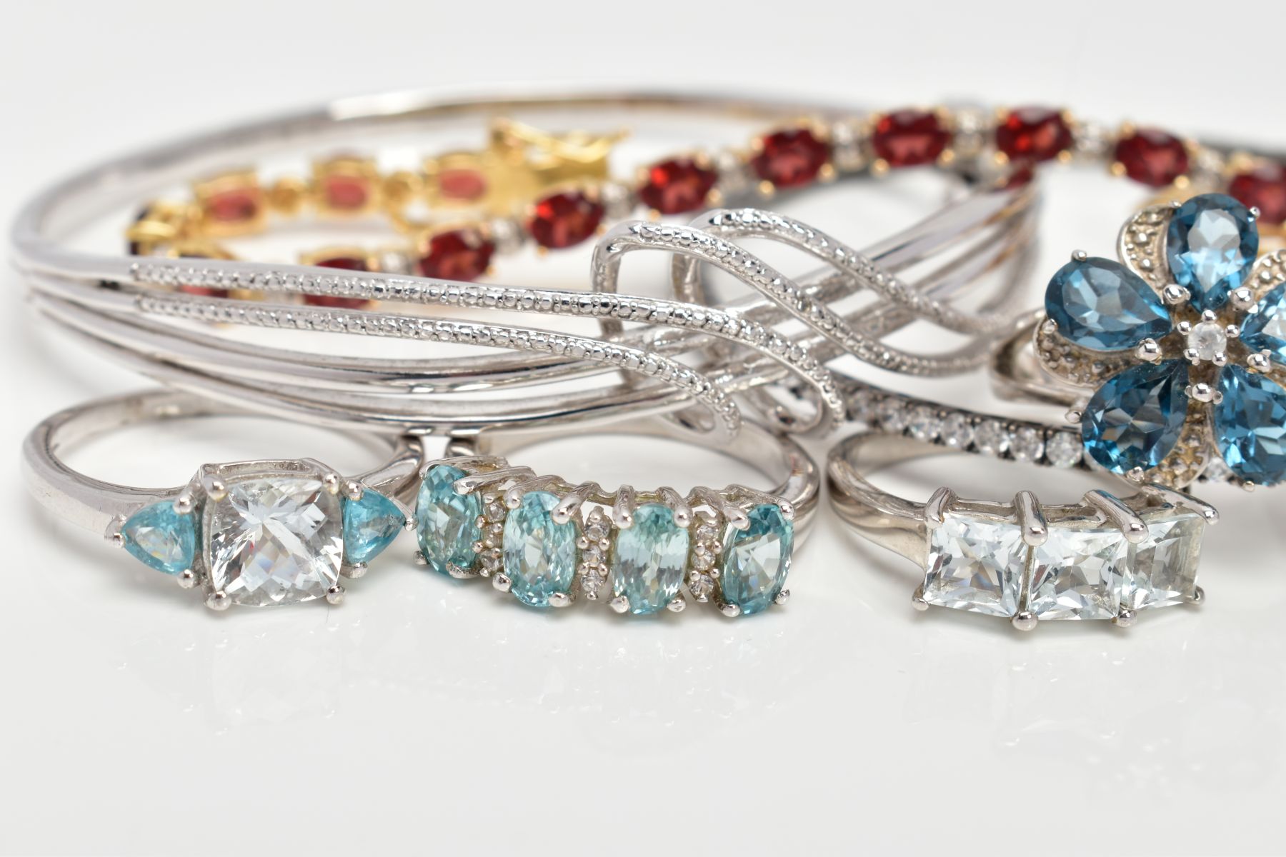 A SELECTION OF JEWELLERY, to include a silver gilt line bracelet, set with oval cut garnets, - Image 6 of 7