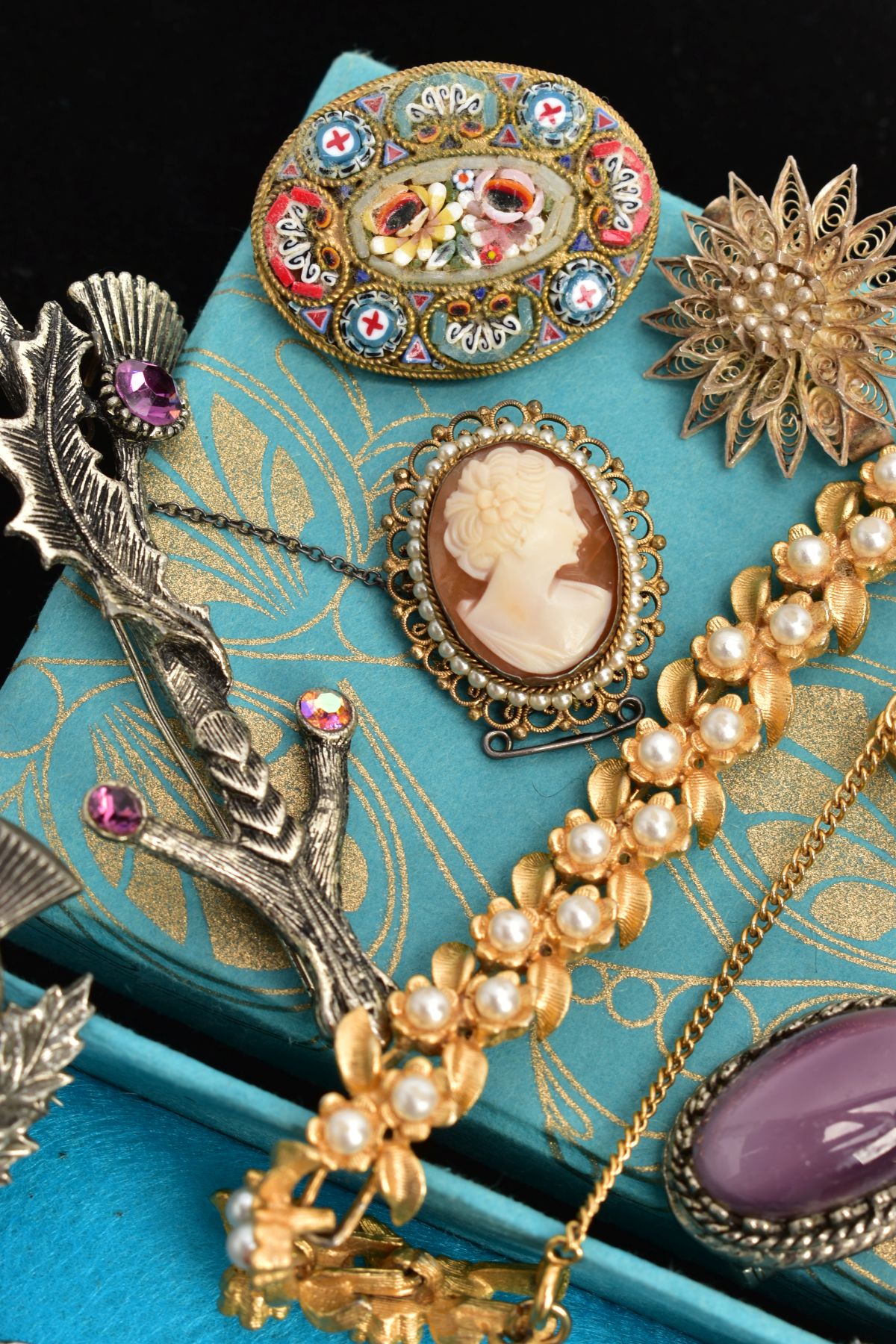 A SELECTION OF COSTUME JEWELLERY, to include a silver sweetheart brooch, of a flower shape, - Image 9 of 9