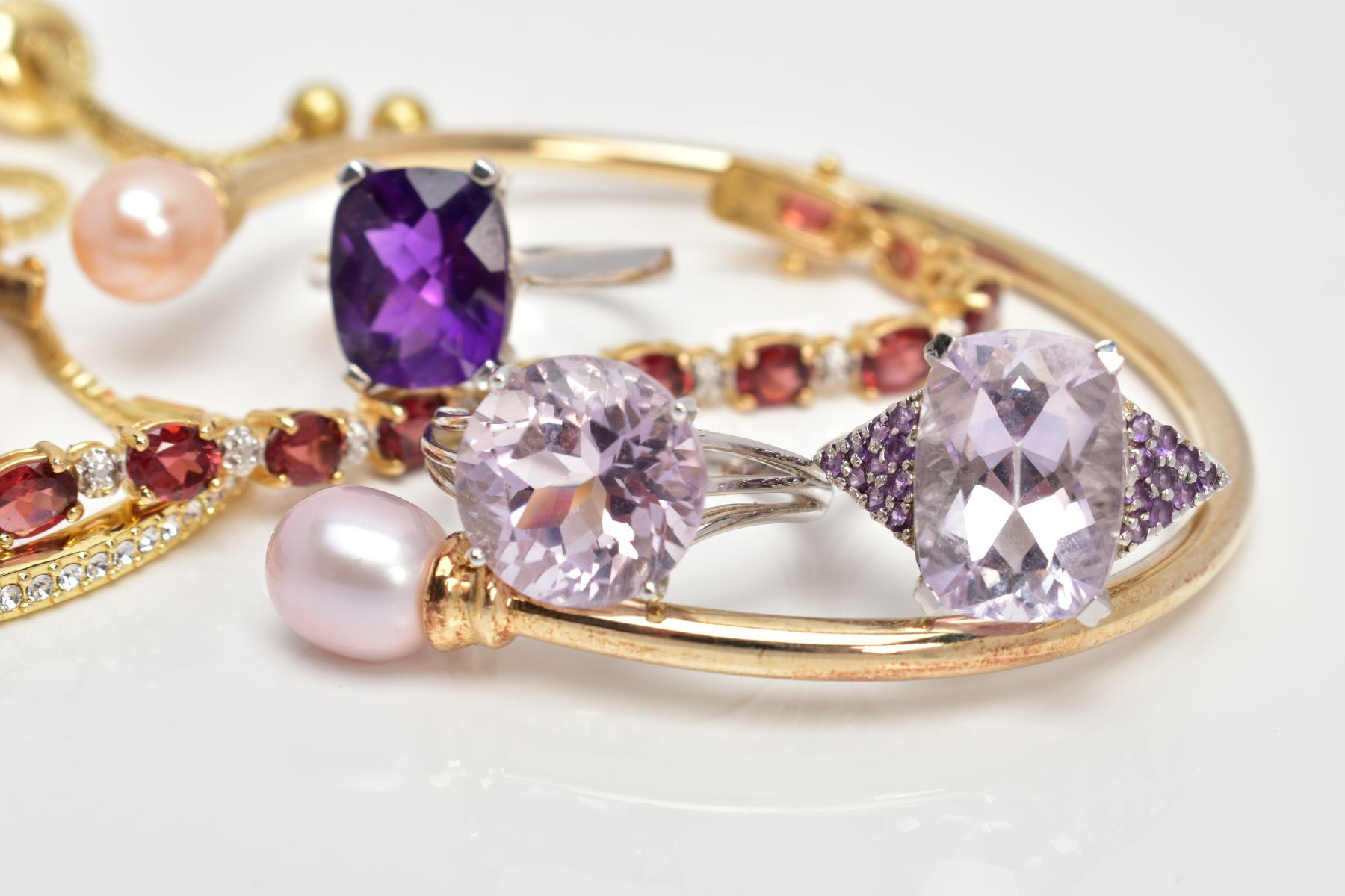 A SELECTION OF JEWELLERY, to include a silver gilt line bracelet, set with oval cut garnets, each - Image 5 of 9