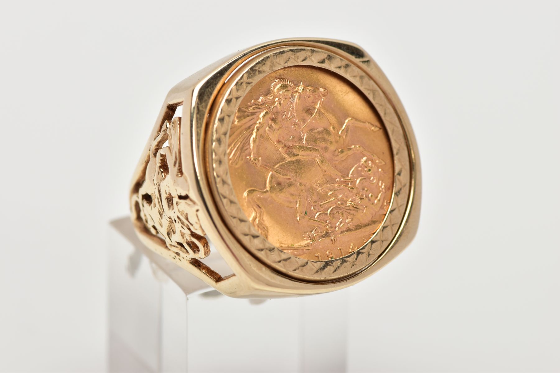 A SOVEREIGN RING, the 1914 George V sovereign within a 9ct gold ring mount with pierced George and - Bild 4 aus 5
