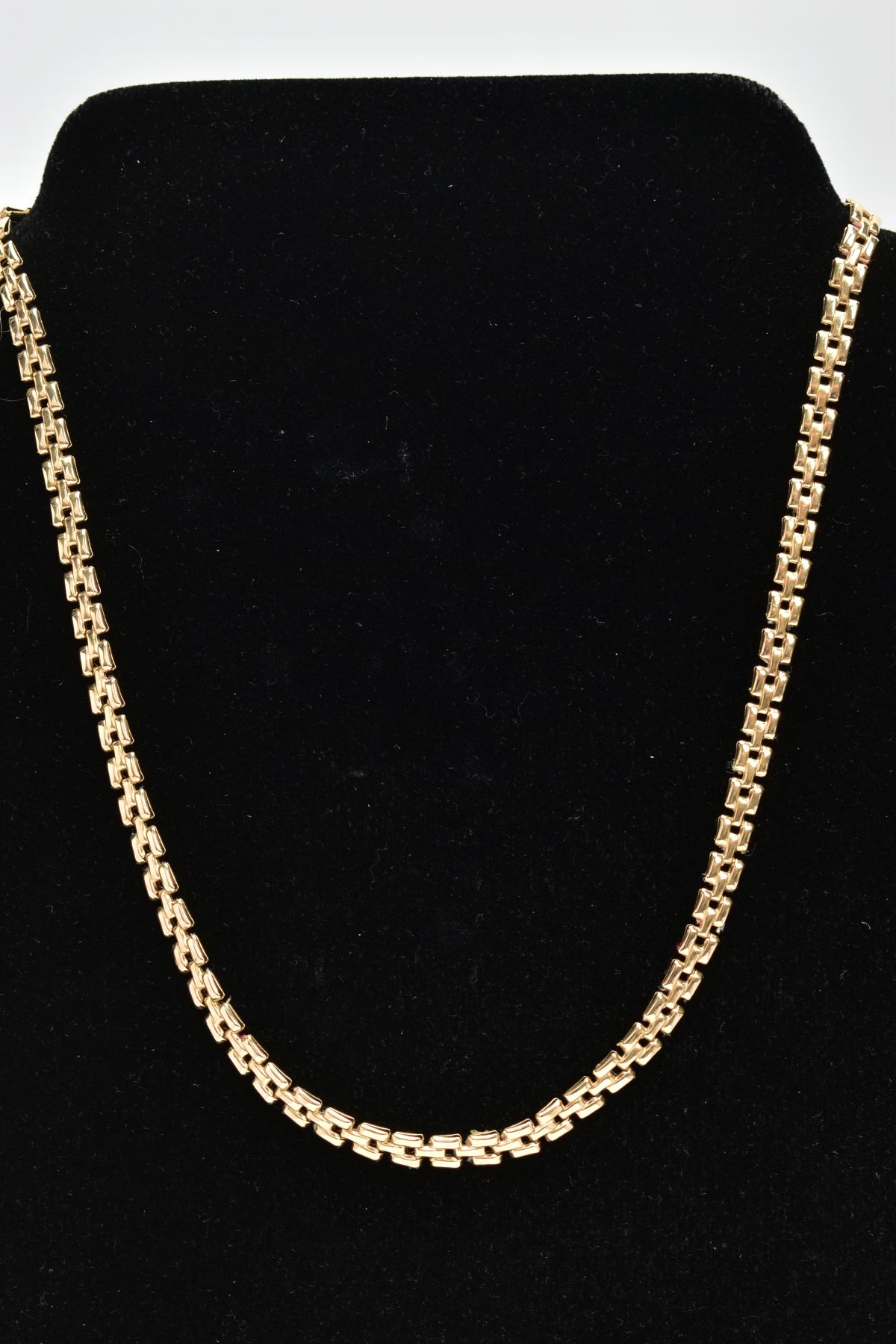 A 9CT GOLD BRICK LINK CHAIN, fitted with a lobster claw clasp, hallmarked 9ct gold Sheffield import,