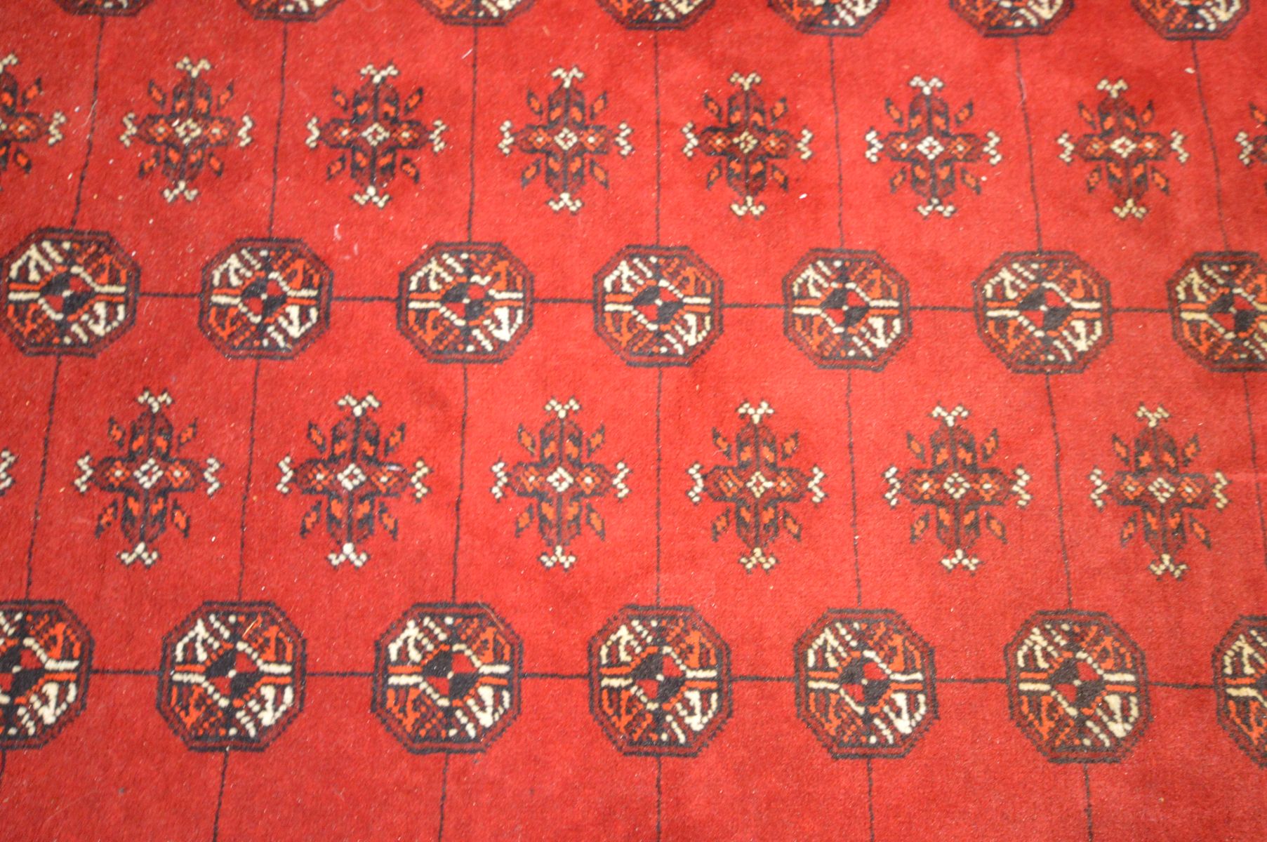A 20TH CENTURY RED GROUND TEKKE RUG, 304cm x 200cm - Image 3 of 4