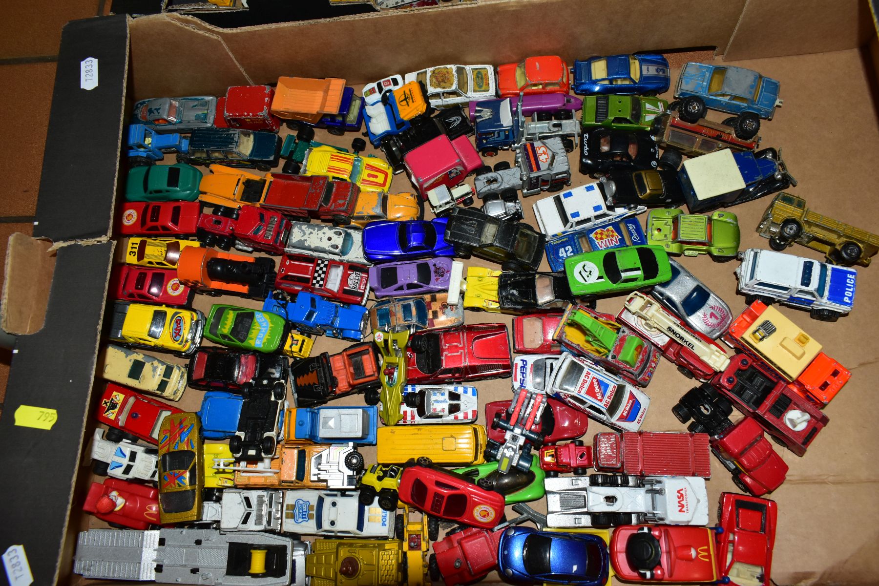 A QUANTITY OF UNBOXED AND ASSORTED PLAYWORN DIECAST VEHICLES, to include Matchbox 1-75 regular and - Image 4 of 9