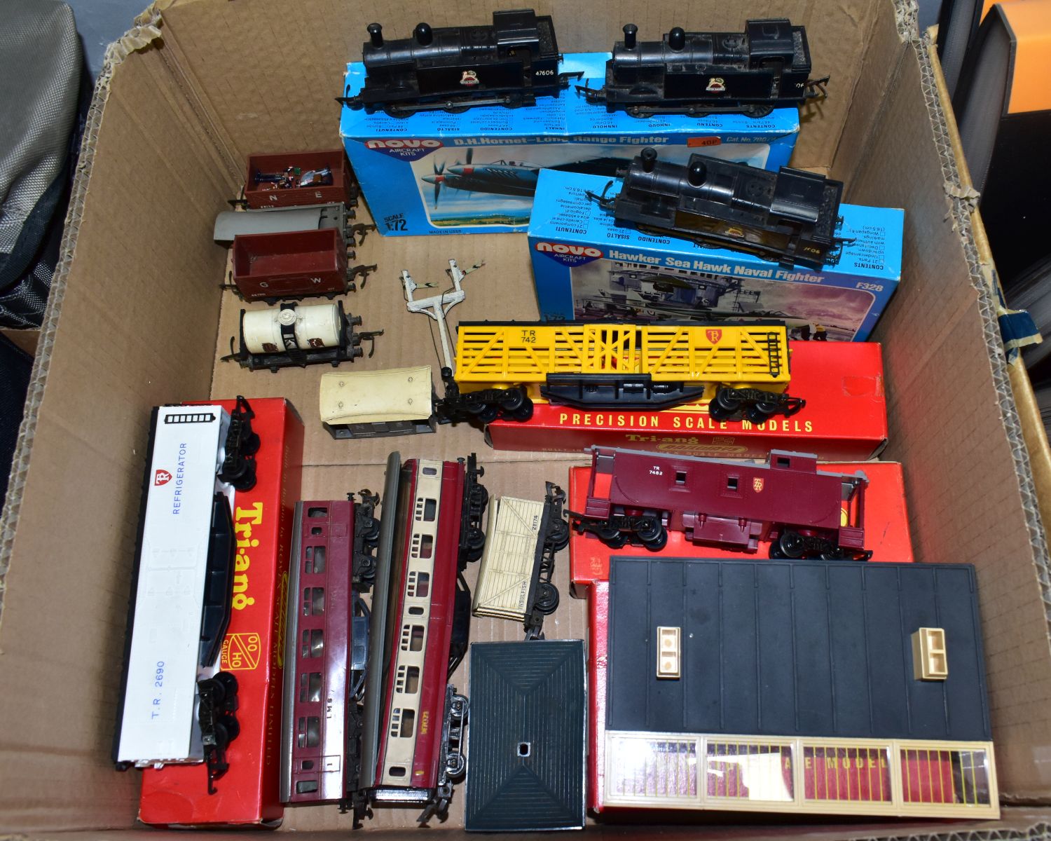 A QUANTITY OF BOXED AND UNBOXED 00 GAUGE MODEL RAILWAY ITEMS, to include three unboxed damaged Tri-