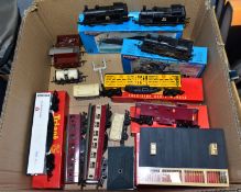 A QUANTITY OF BOXED AND UNBOXED 00 GAUGE MODEL RAILWAY ITEMS, to include three unboxed damaged Tri-