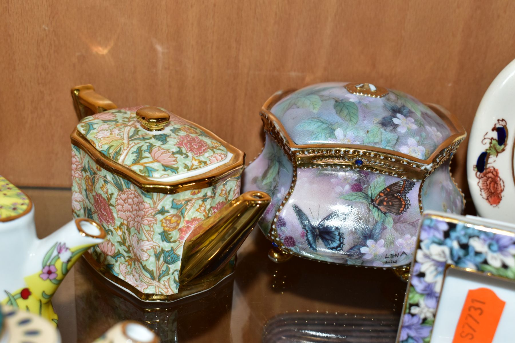 A SET OF SEVEN 'A MOTHER'S LOVE' MUSIC BOX COLLECTION PORCELAIN BOXES, together with eleven other - Image 8 of 13