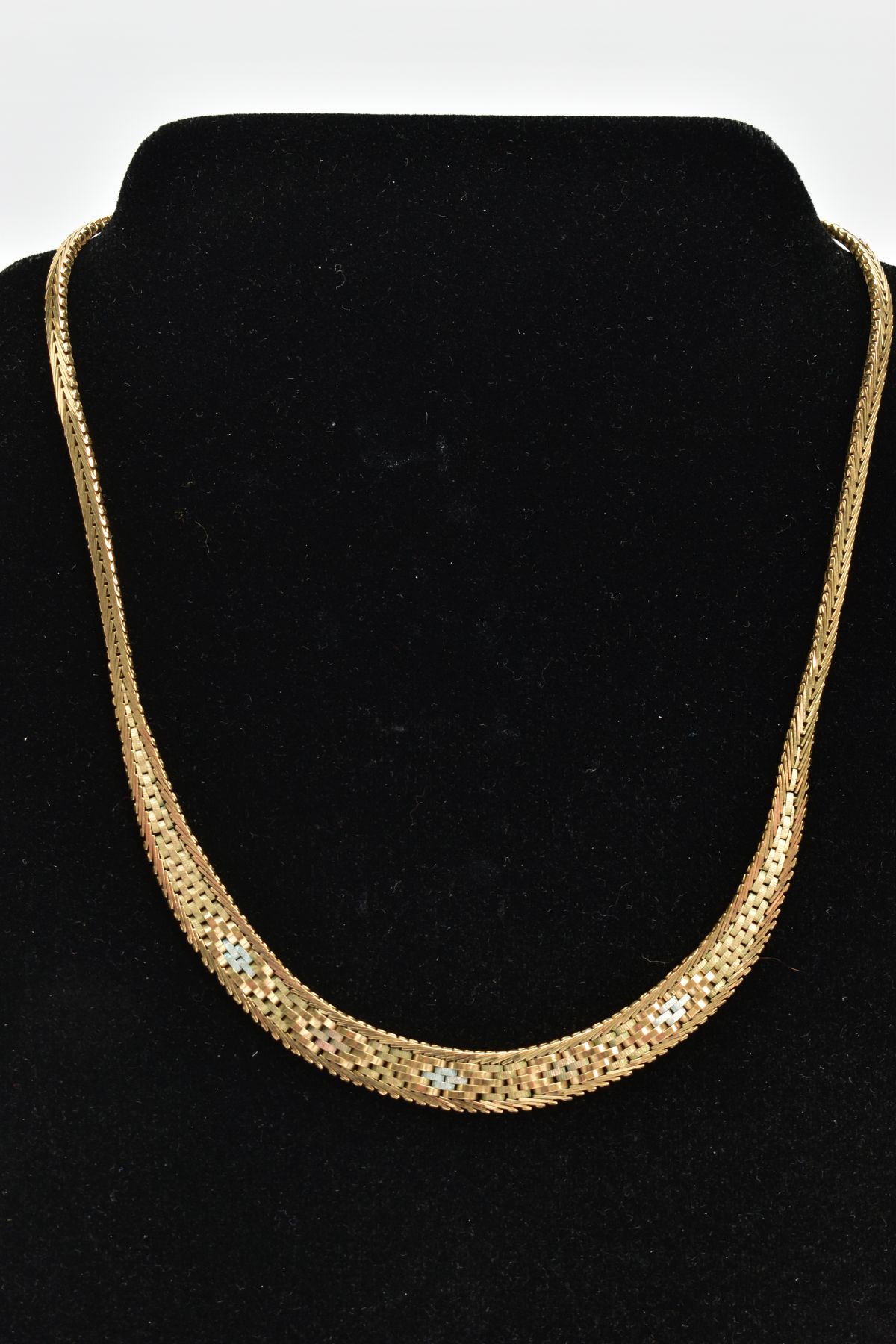 A 9CT GOLD NECKLACE, the tri-colour graduated woven design necklace, leading to a herringbone