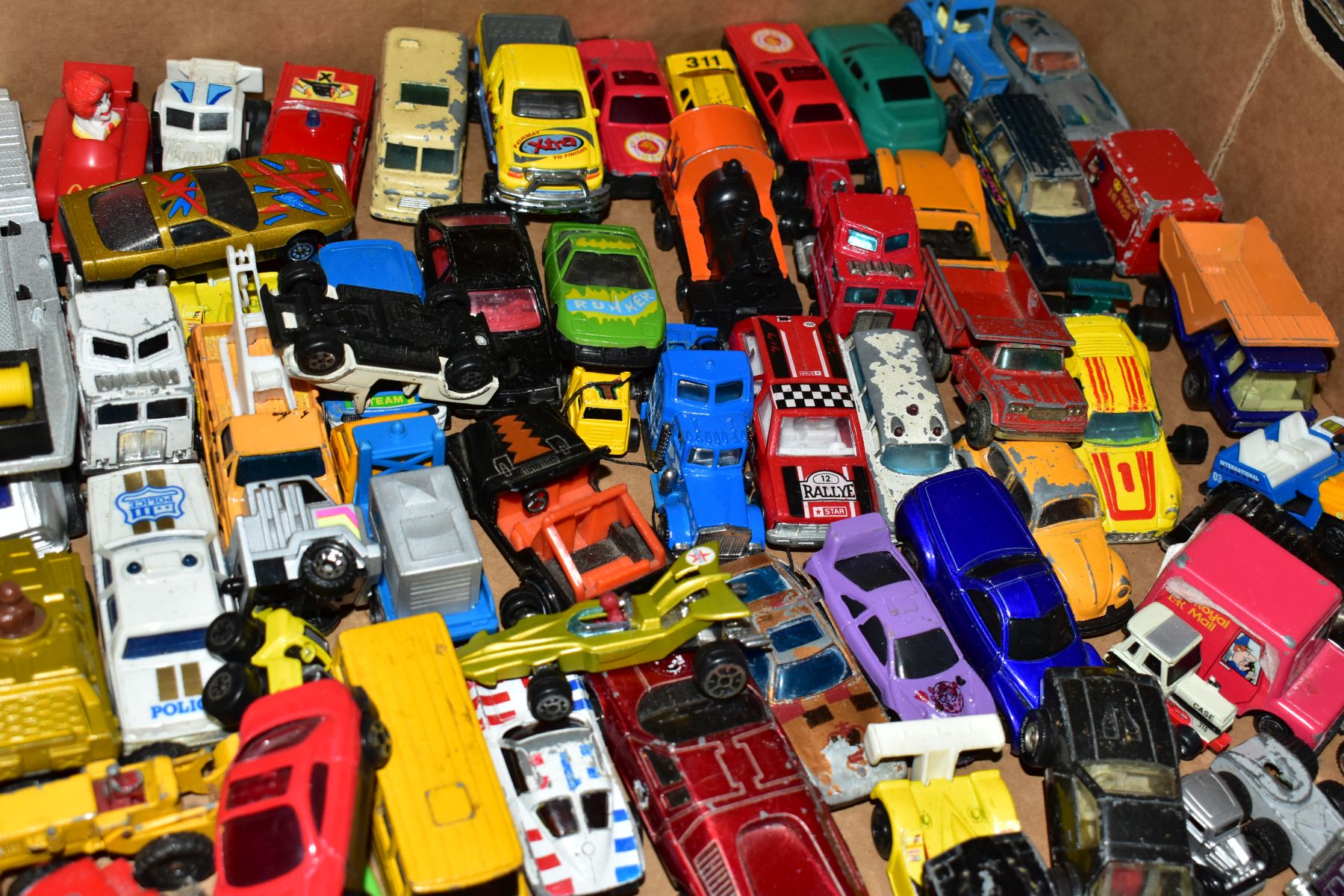 A QUANTITY OF UNBOXED AND ASSORTED PLAYWORN DIECAST VEHICLES, to include Matchbox 1-75 regular and - Image 5 of 9