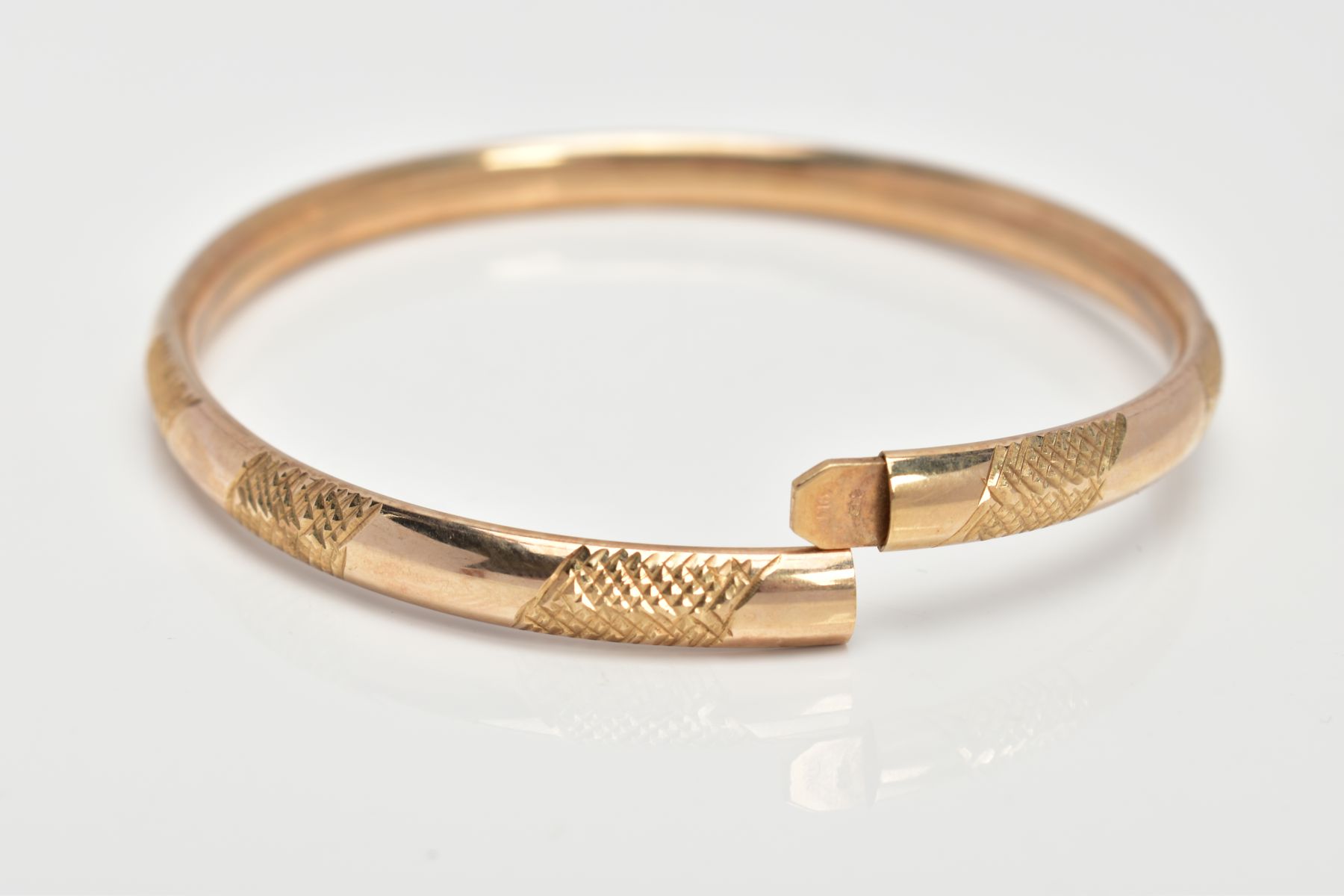 A 9CT GOLD HOLLOW BANGLE, textured design, integrated clasp, hallmarked 9ct gold Birmingham - Image 2 of 2