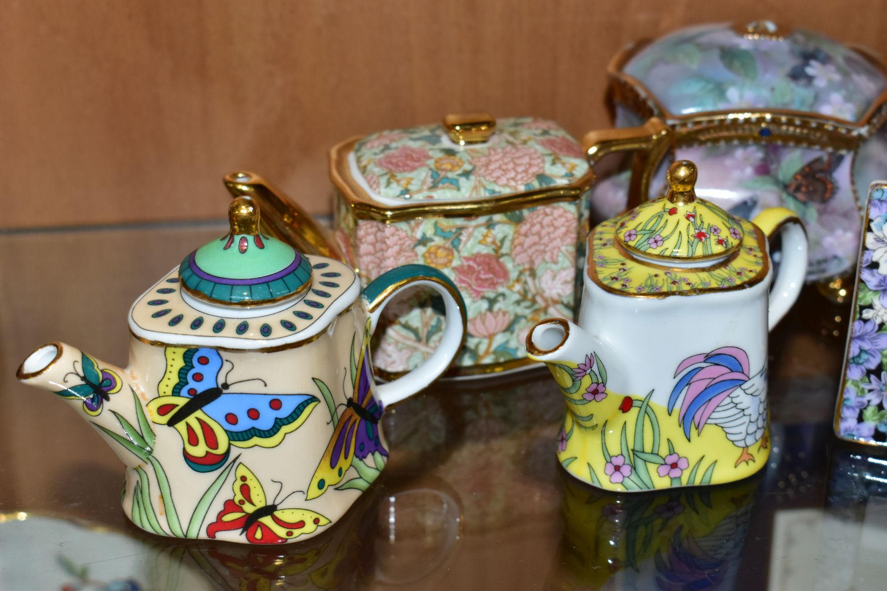 A SET OF SEVEN 'A MOTHER'S LOVE' MUSIC BOX COLLECTION PORCELAIN BOXES, together with eleven other - Image 9 of 13