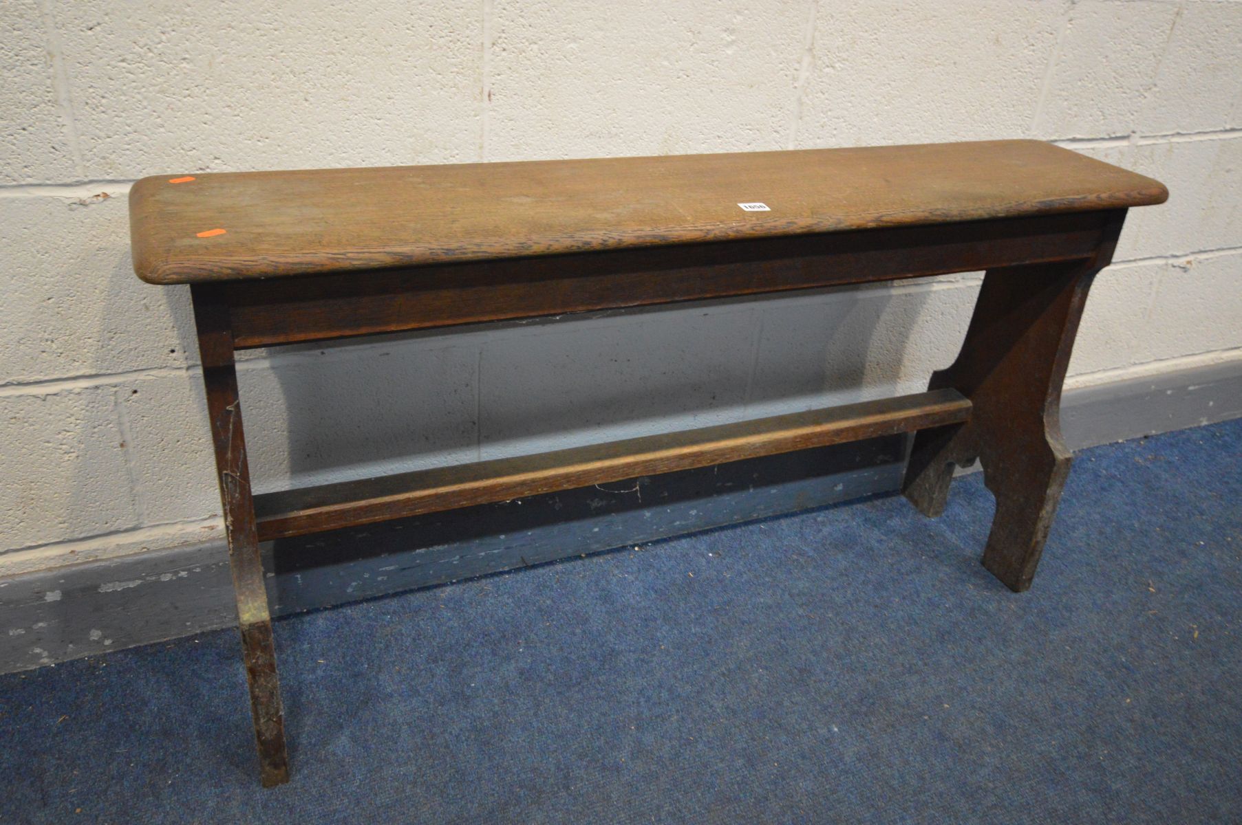 AN EARLY 20TH CENTURY OAK ECCLESIASTICAL BENCH, width 124cm x depth 27cm x height 65cm (