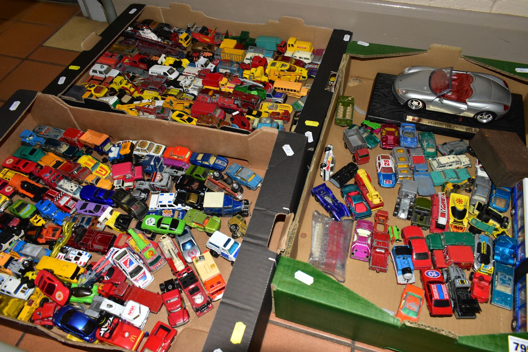 A QUANTITY OF UNBOXED AND ASSORTED PLAYWORN DIECAST VEHICLES, to include Matchbox 1-75 regular and