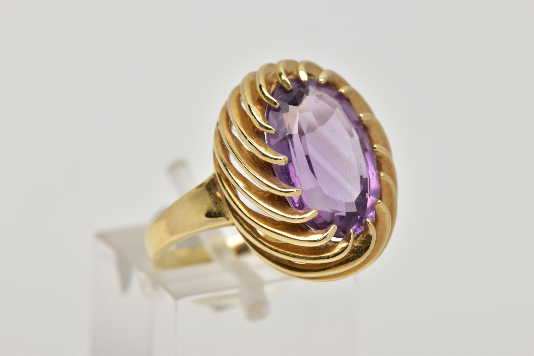 A YELLOW METAL AMETHYST DRESS RING, designed with a claw set, oval cut amethyst, measuring - Image 4 of 4
