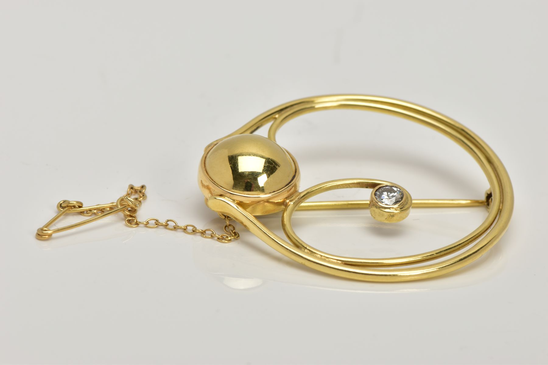 AN 18CT GOLD DIAMOND BROOCH, of an openwork and scroll design, set with a round brilliant cut - Image 2 of 4