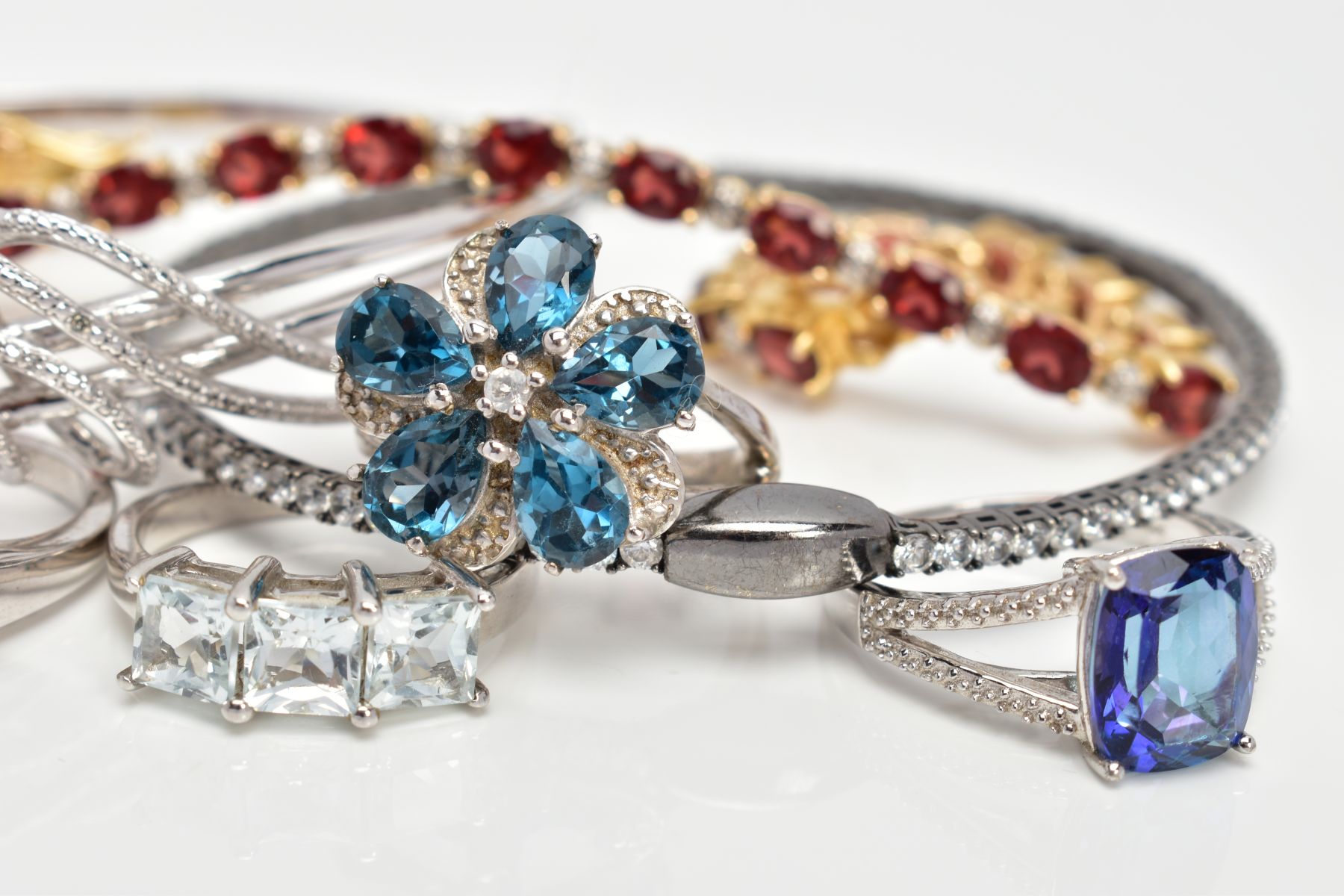 A SELECTION OF JEWELLERY, to include a silver gilt line bracelet, set with oval cut garnets, - Image 5 of 7