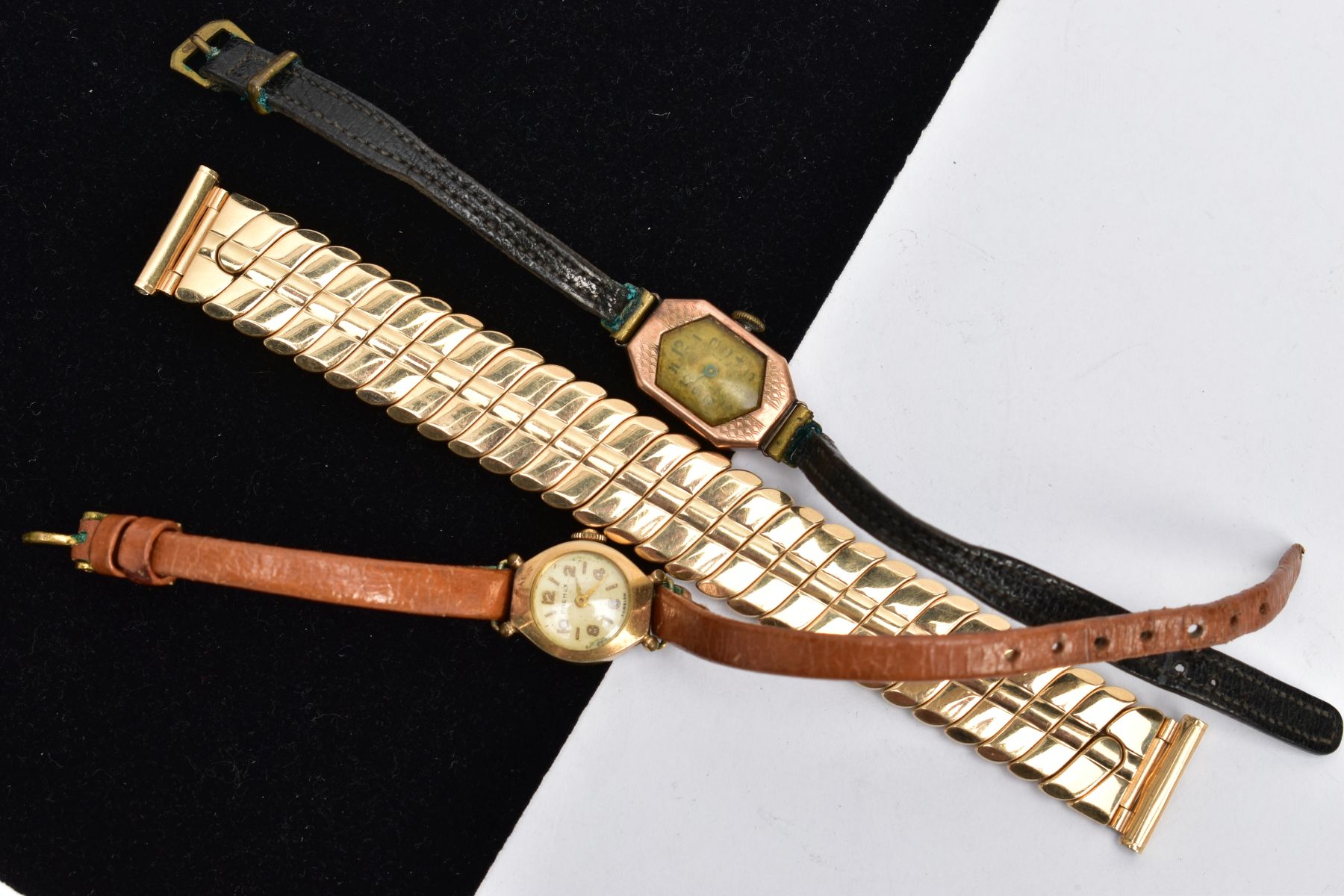 A 9CT GOLD LADIES WRISTWATCH, A LADIES GOLD-PLATED WRISTWATCH AND A ROLLED GOLD FLEXI LINK BRACELET,